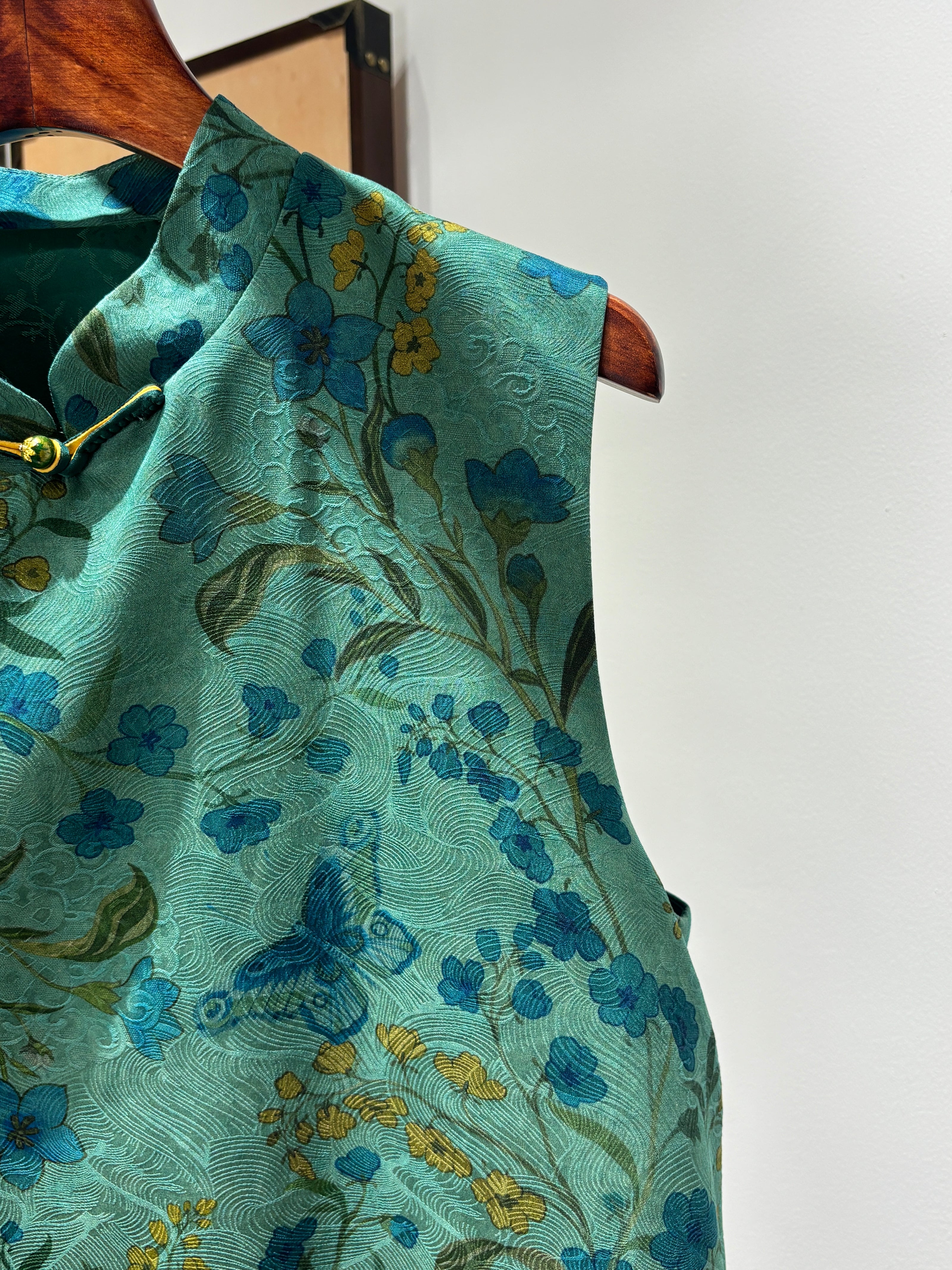 Green Mulberry Silk Vest | Luxe Orienta Modern Chinese Luxury Vest - Luxe Orienta CO., LIMITED