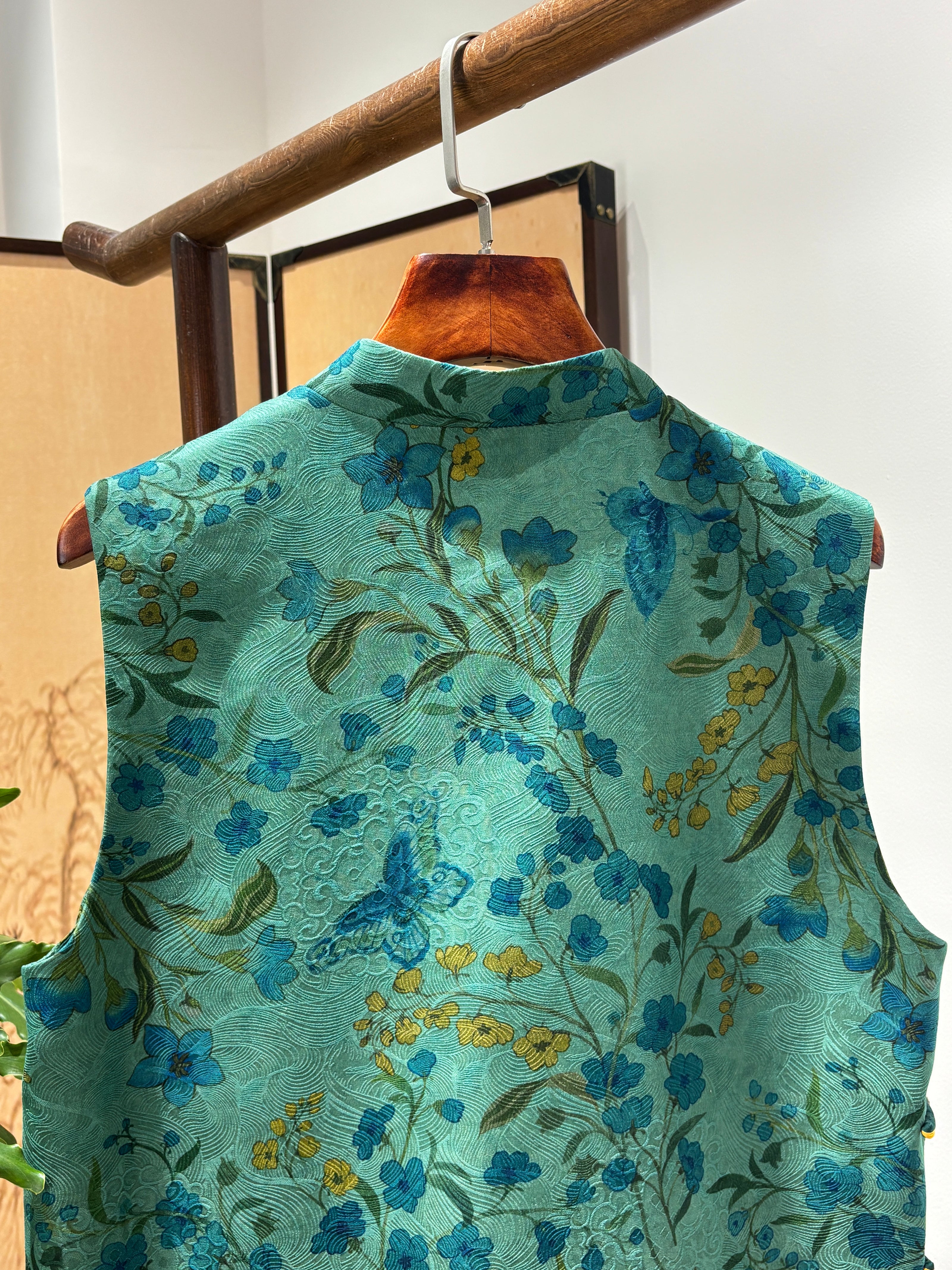 Green Mulberry Silk Vest | Luxe Orienta Modern Chinese Luxury Vest - Luxe Orienta CO., LIMITED