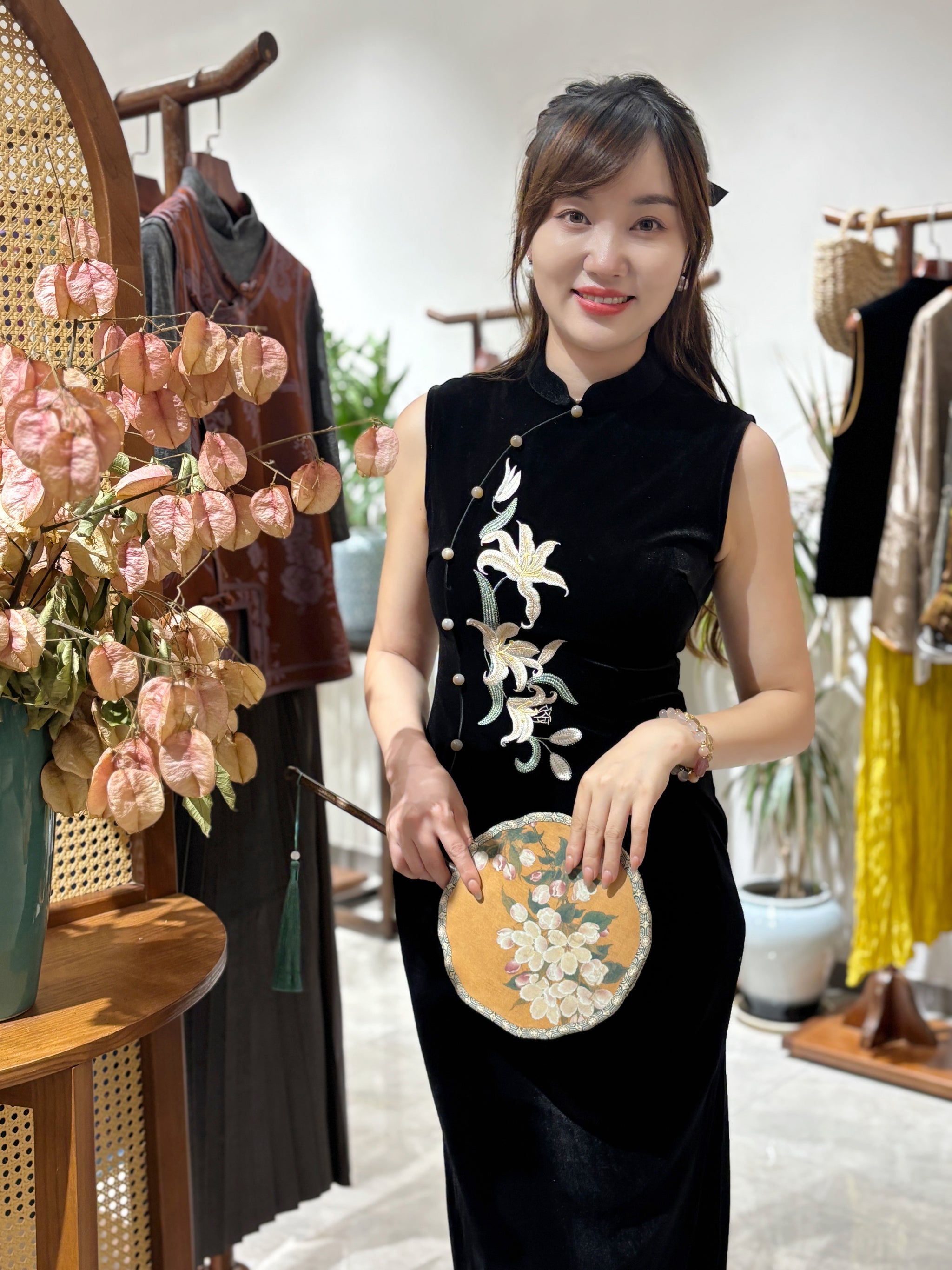 Black Silk Velvet Embroidered Qipao | Luxe Orienta Modern Chinese Luxury Dress - Luxe Orienta CO., LIMITED