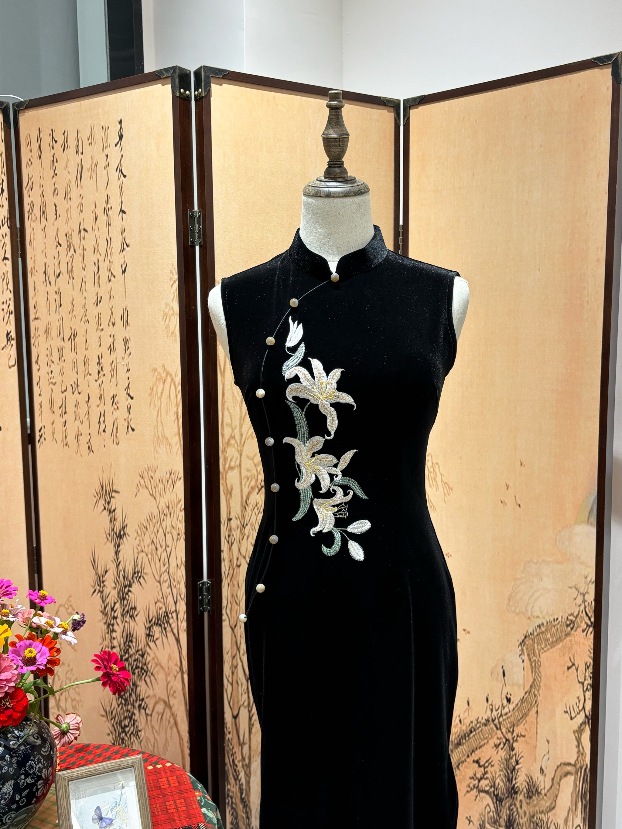 Black Silk Velvet Embroidered Qipao | Luxe Orienta Modern Chinese Luxury Dress - Luxe Orienta CO., LIMITED