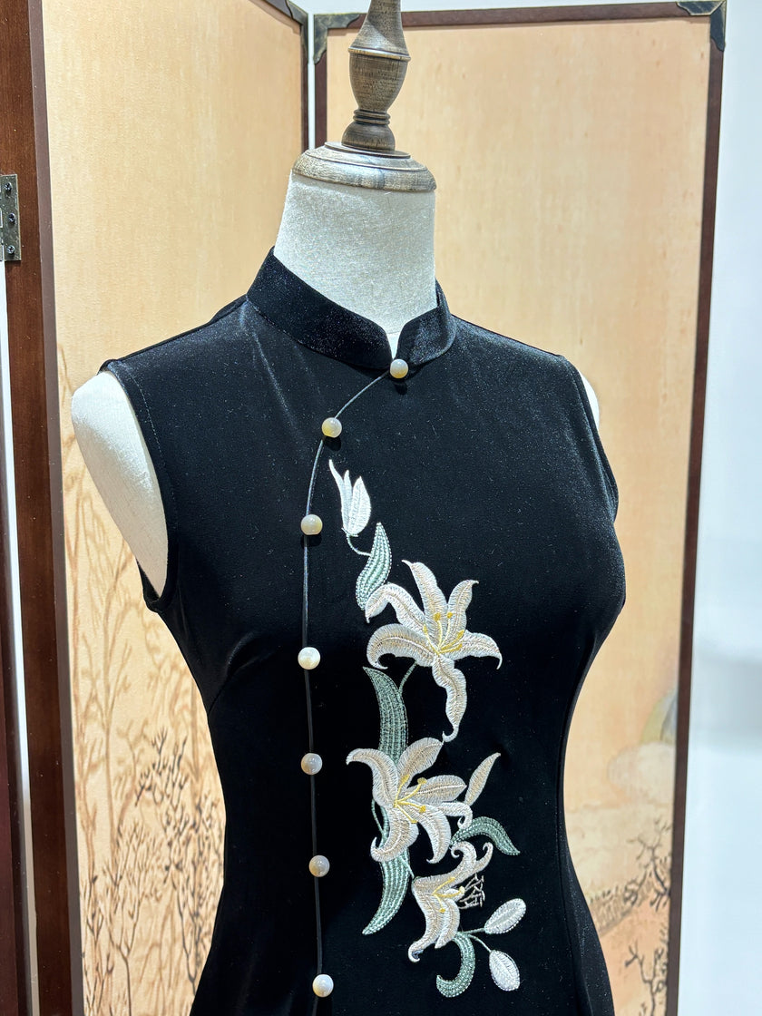 Black Silk Velvet Embroidered Qipao | Luxe Orienta Modern Chinese Luxury Dress - Luxe Orienta CO., LIMITED