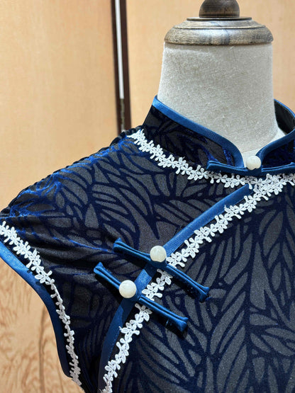 Decorative Screen & Floral Velvet Qipao | LUXE ORIENTA Modern Chinese Elegance