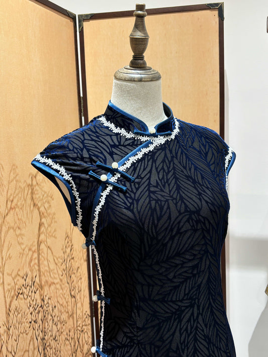 Decorative Screen & Floral Velvet Qipao | LUXE ORIENTA Modern Chinese Elegance