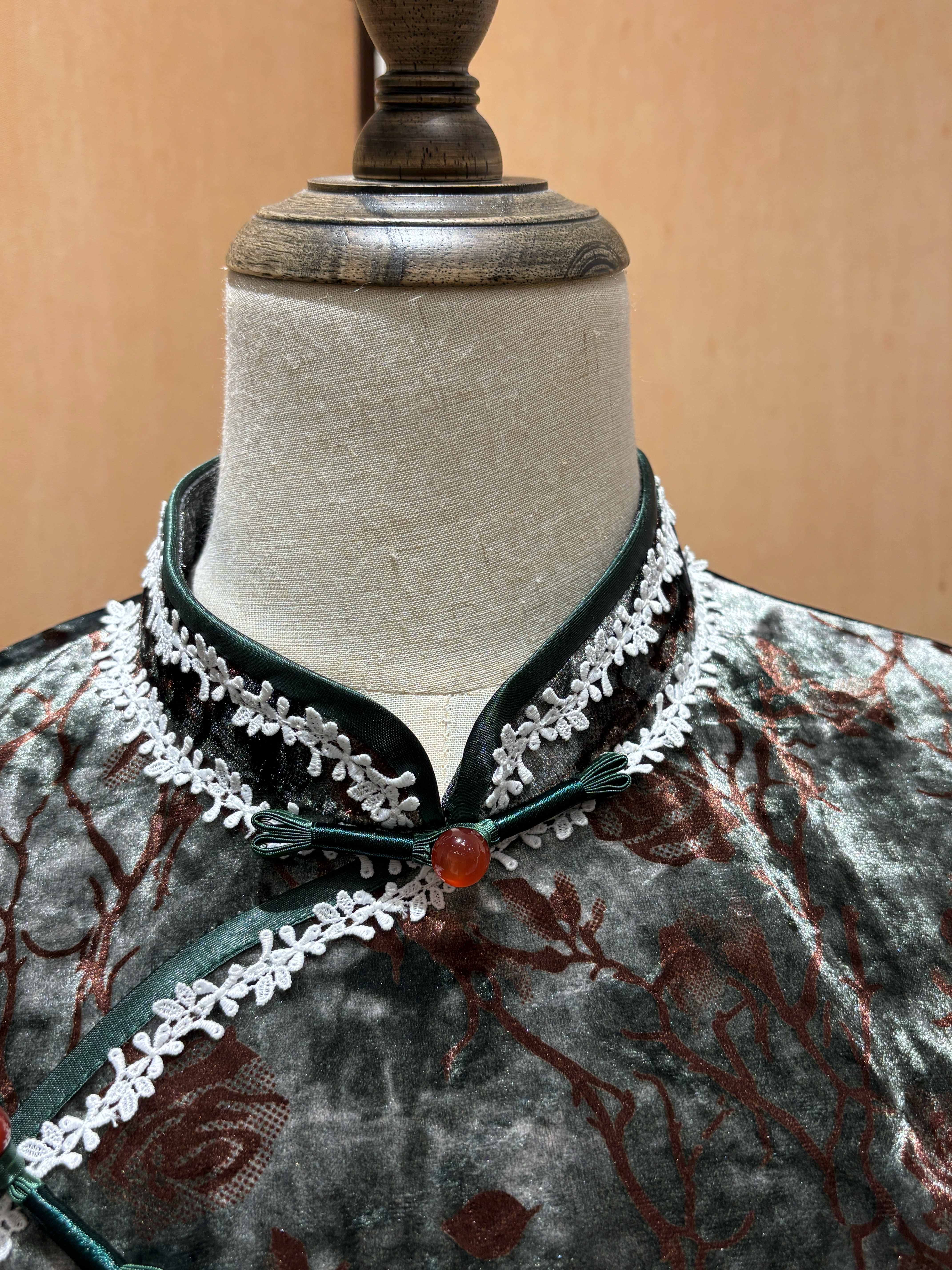 Decorative Screen & Floral Velvet Qipao | LUXE ORIENTA Modern Chinese Elegance - Luxe Orienta CO., LIMITED