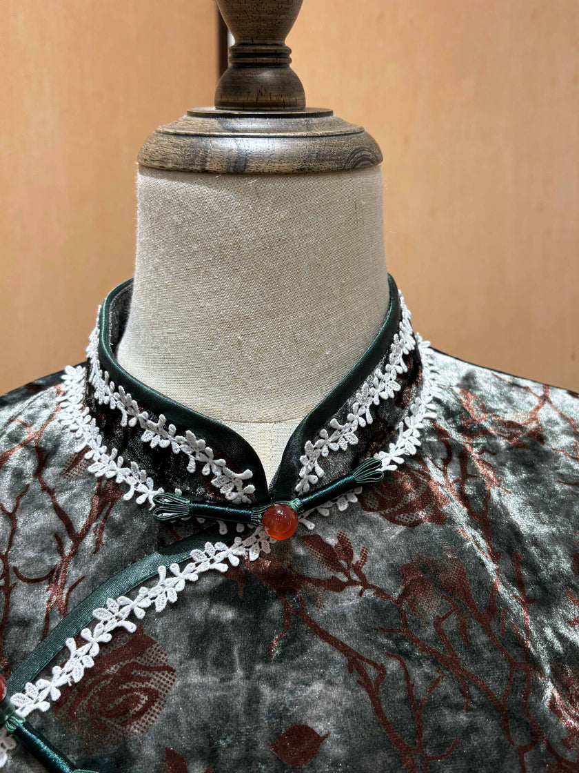 Decorative Screen & Floral Velvet Qipao | LUXE ORIENTA Modern Chinese Elegance - Luxe Orienta CO., LIMITED