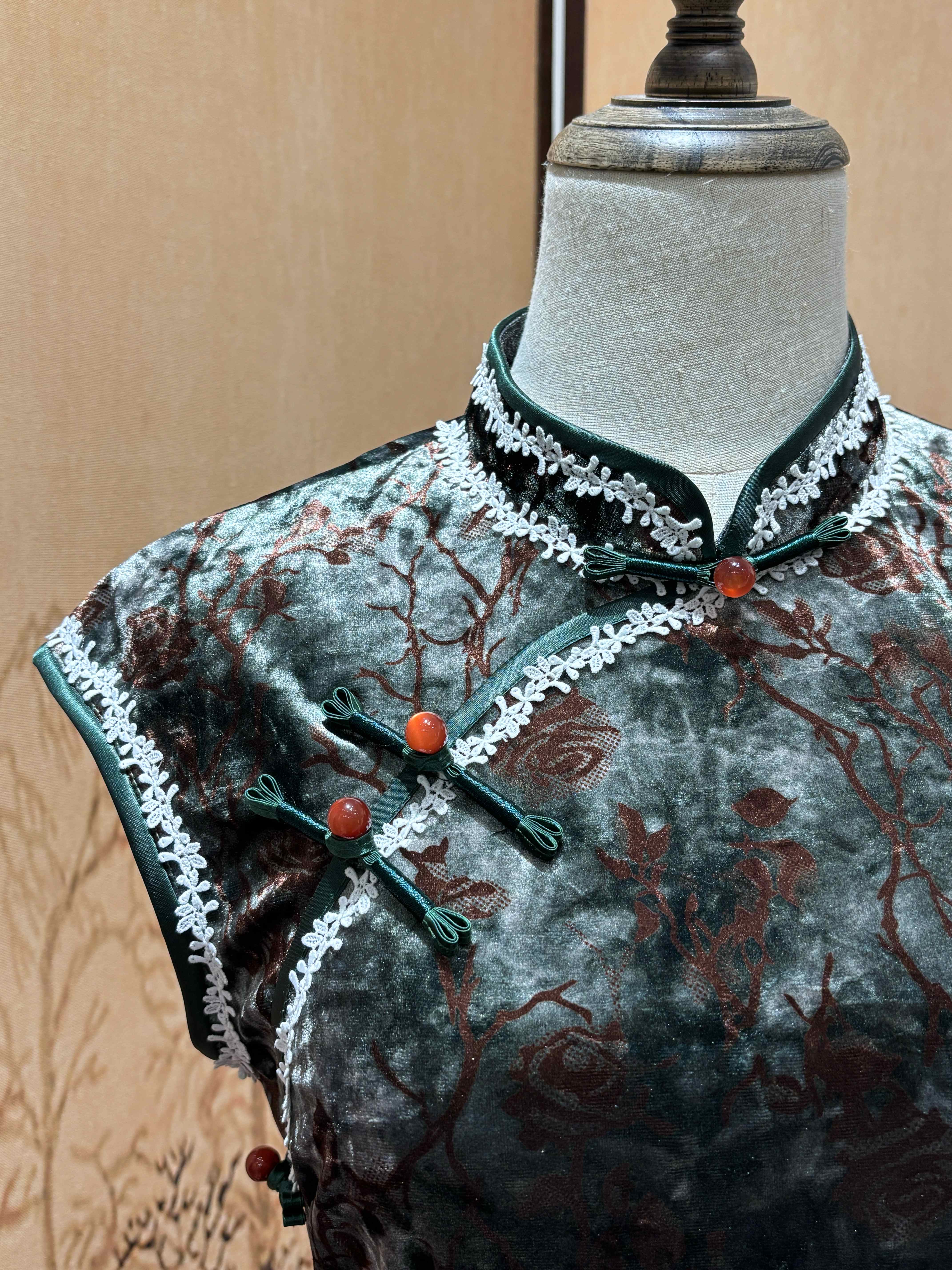 Decorative Screen & Floral Velvet Qipao | LUXE ORIENTA Modern Chinese Elegance - Luxe Orienta CO., LIMITED