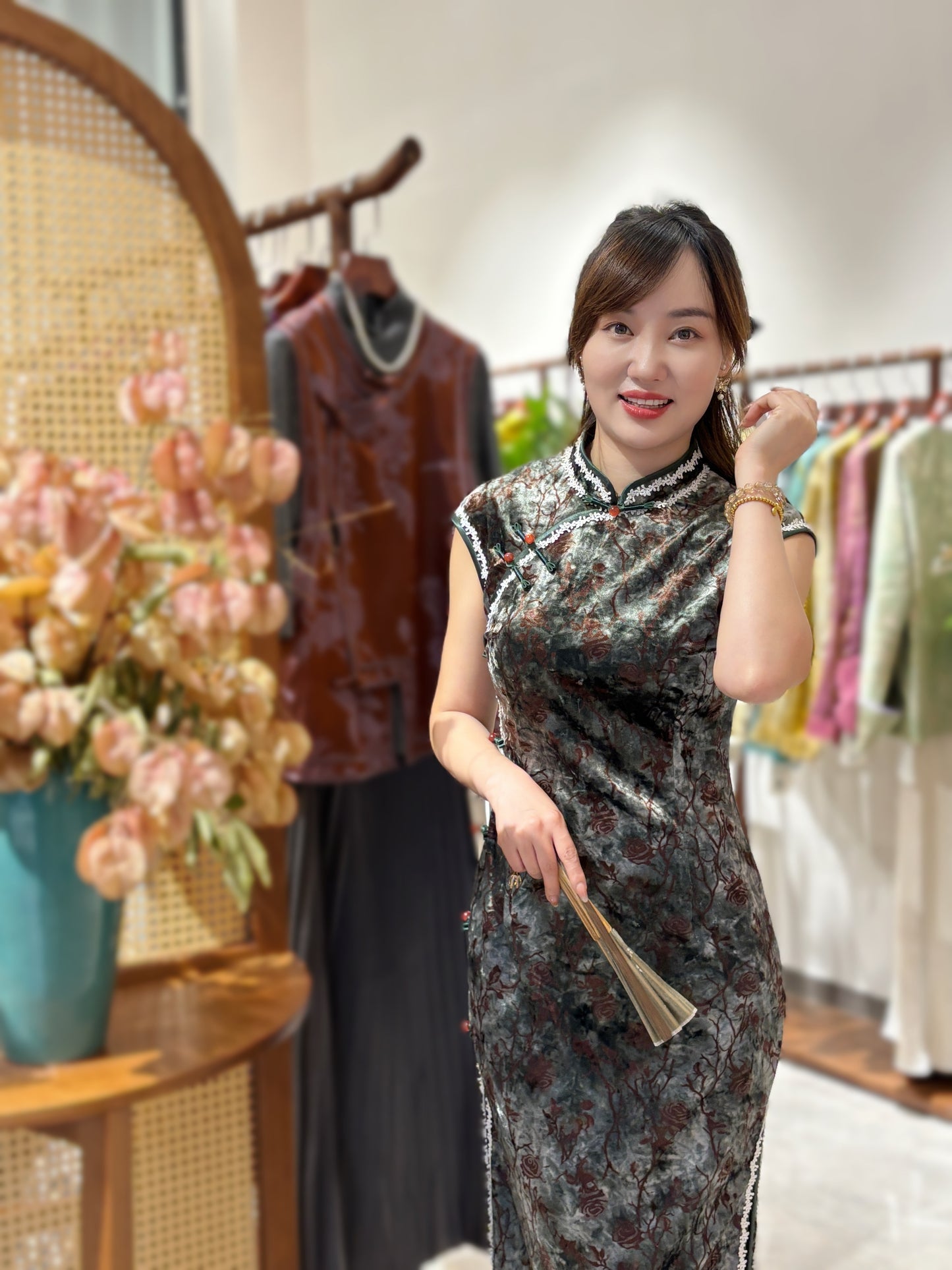 Decorative Screen & Floral Velvet Qipao | LUXE ORIENTA Modern Chinese Elegance