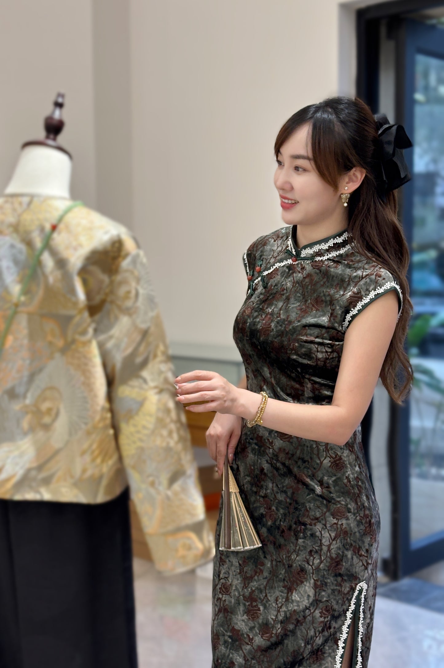 Decorative Screen & Floral Velvet Qipao | LUXE ORIENTA Modern Chinese Elegance