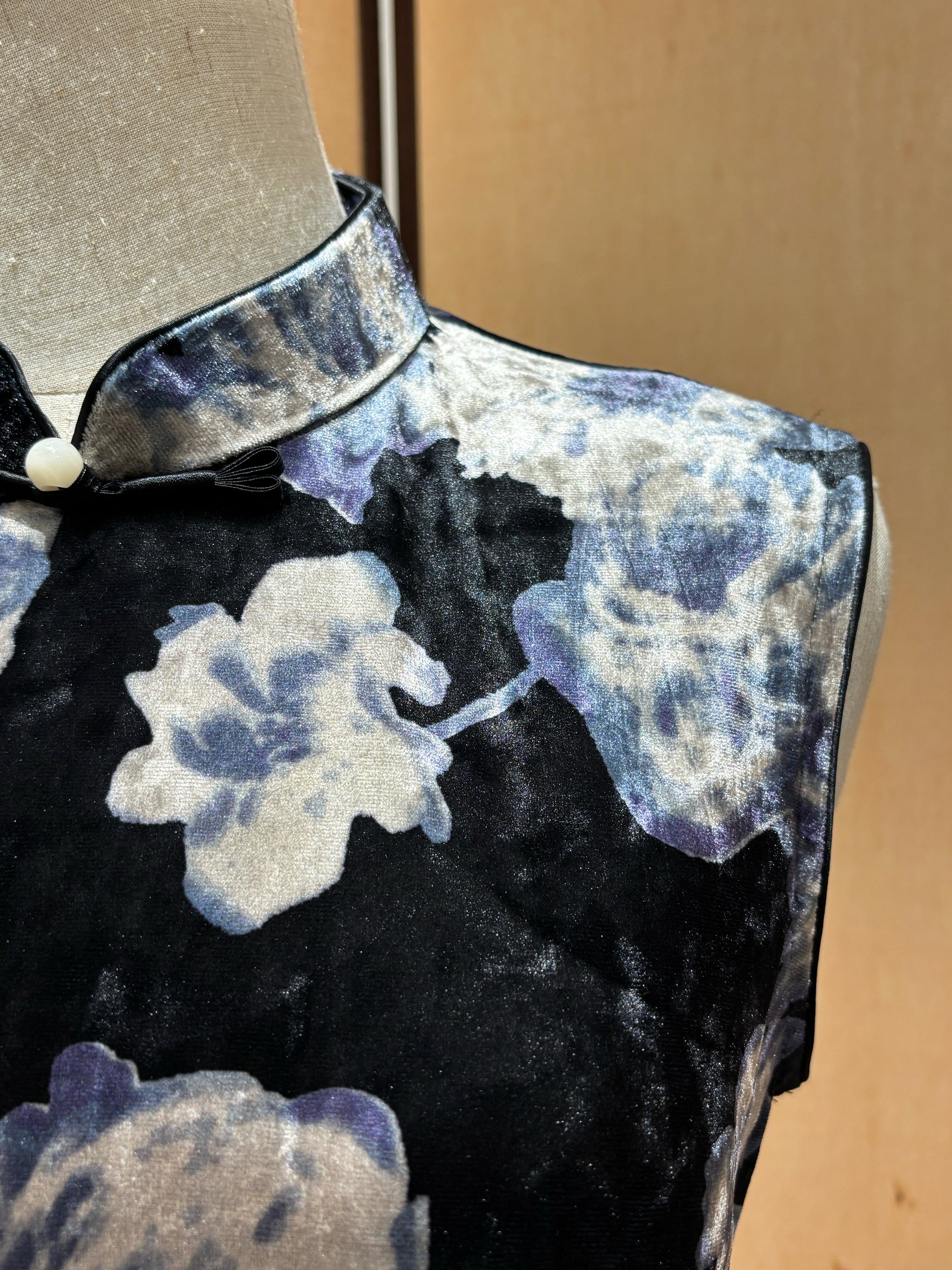 Black & Blue Floral Velvet Qipao | LUXE ORIENTA Modern Chinese Dress - Luxe Orienta CO., LIMITED