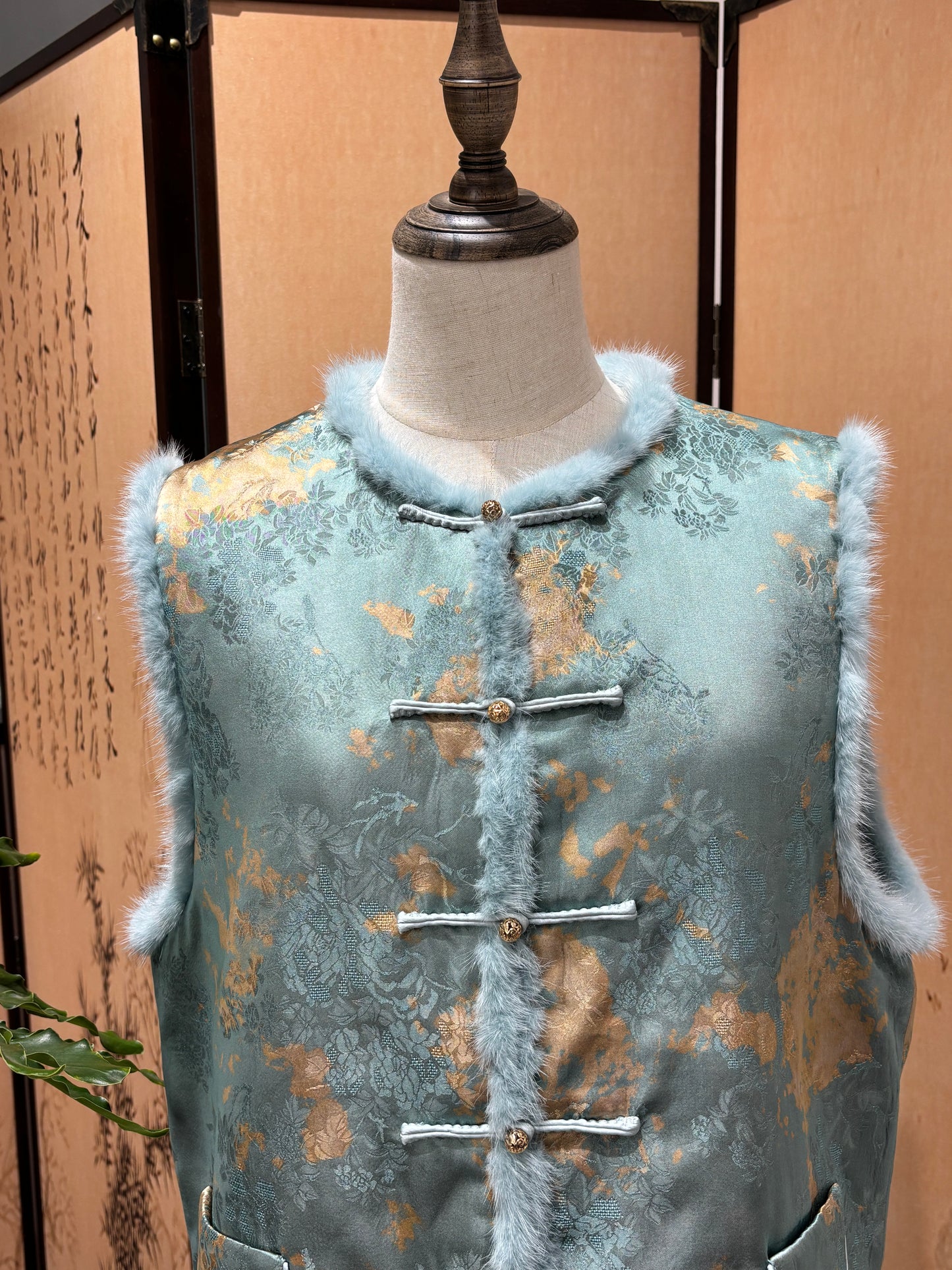 Azure Xiangyunsha Silk Mink Vest - Luxe Orienta CO., LIMITED