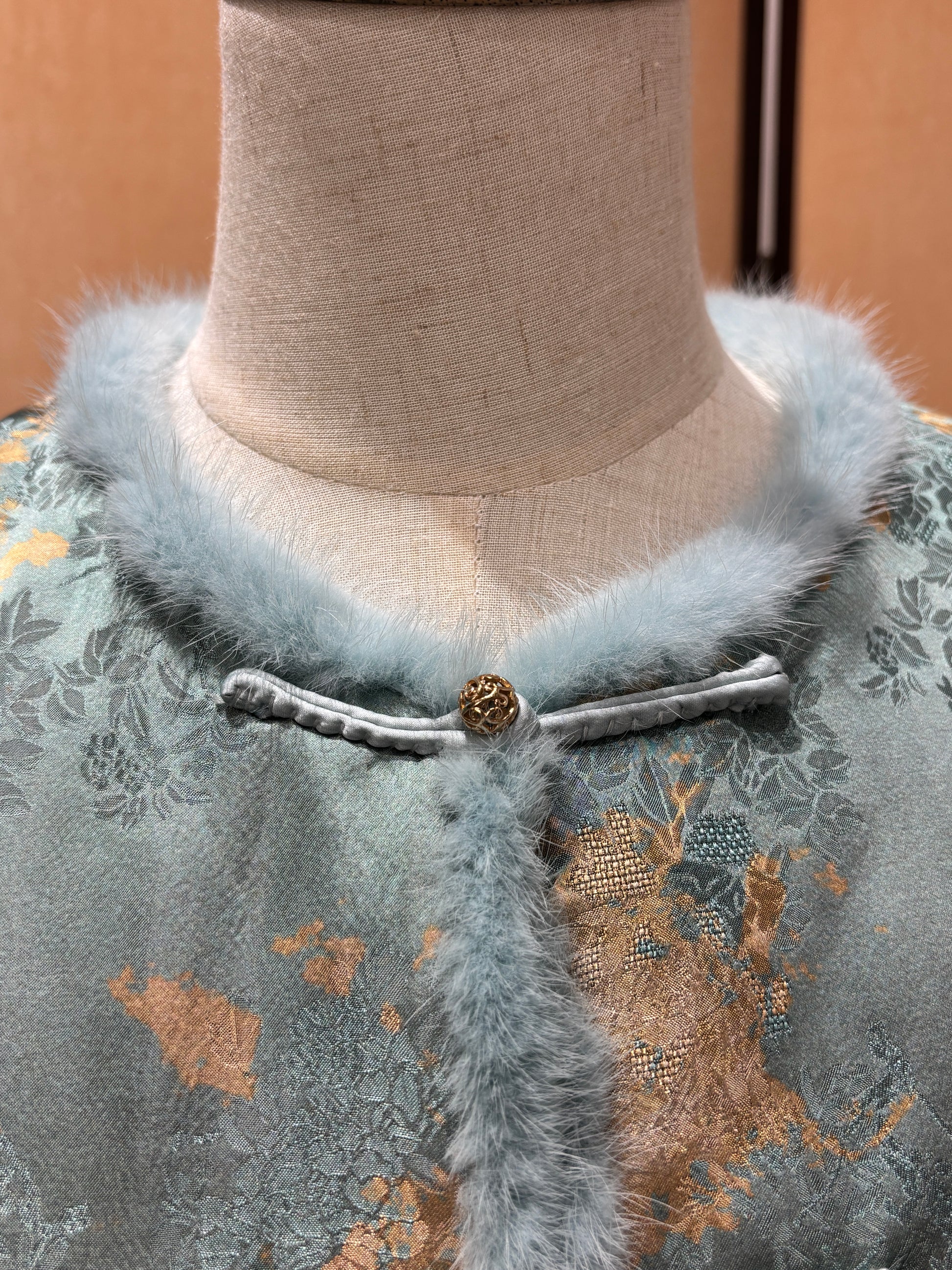 Azure Xiangyunsha Silk Mink Vest - Luxe Orienta CO., LIMITED