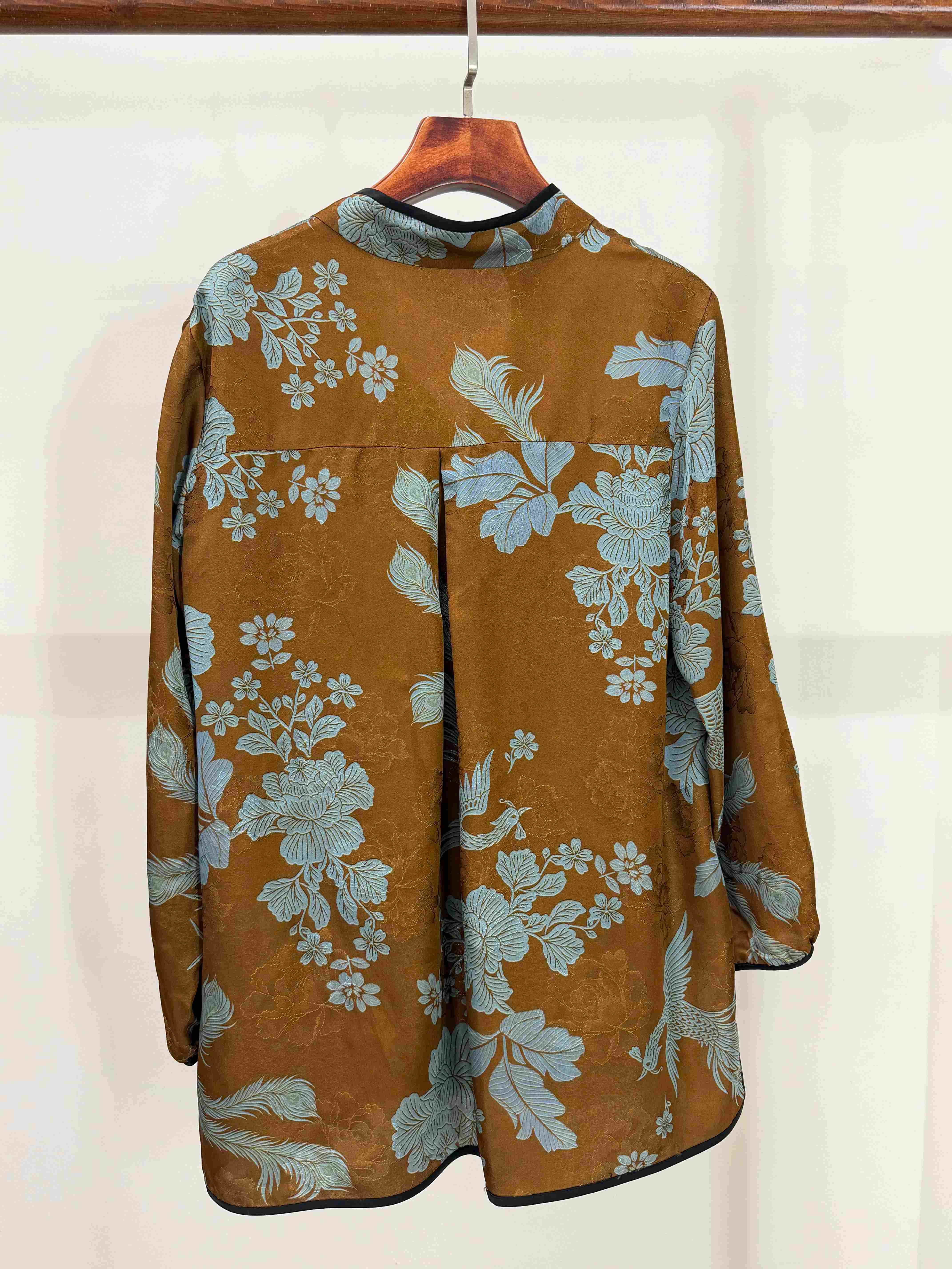 LUXE ORIENTA – Phoenix in Flight Xiangyun Silk Frog Button Blouse