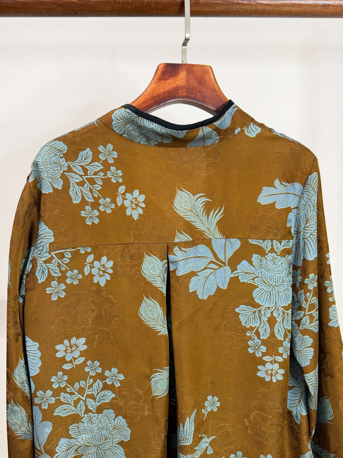 LUXE ORIENTA – Phoenix in Flight Xiangyun Silk Frog Button Blouse