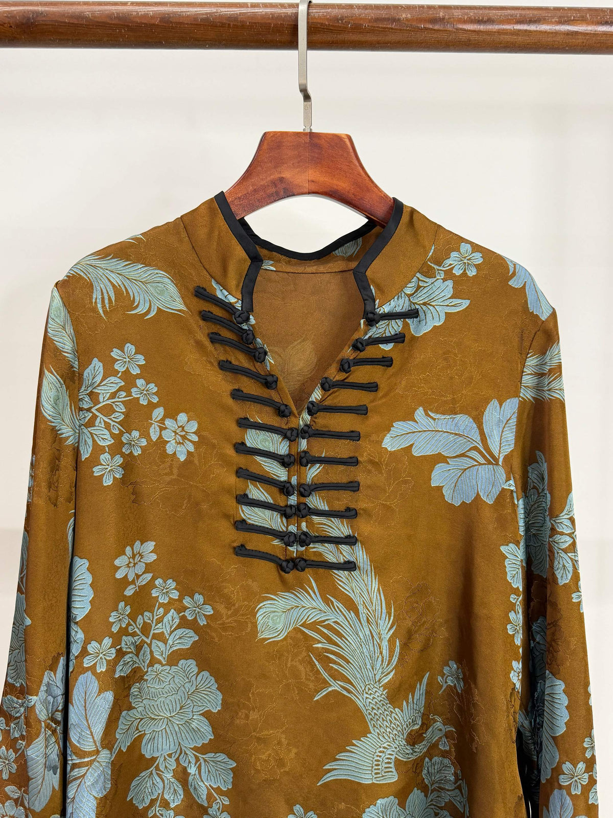 LUXE ORIENTA – Phoenix in Flight Xiangyun Silk Frog Button Blouse