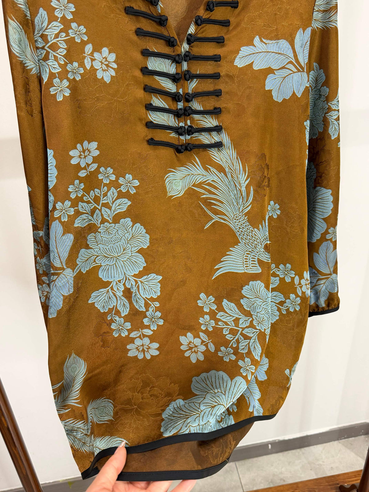 LUXE ORIENTA – Phoenix in Flight Xiangyun Silk Frog Button Blouse