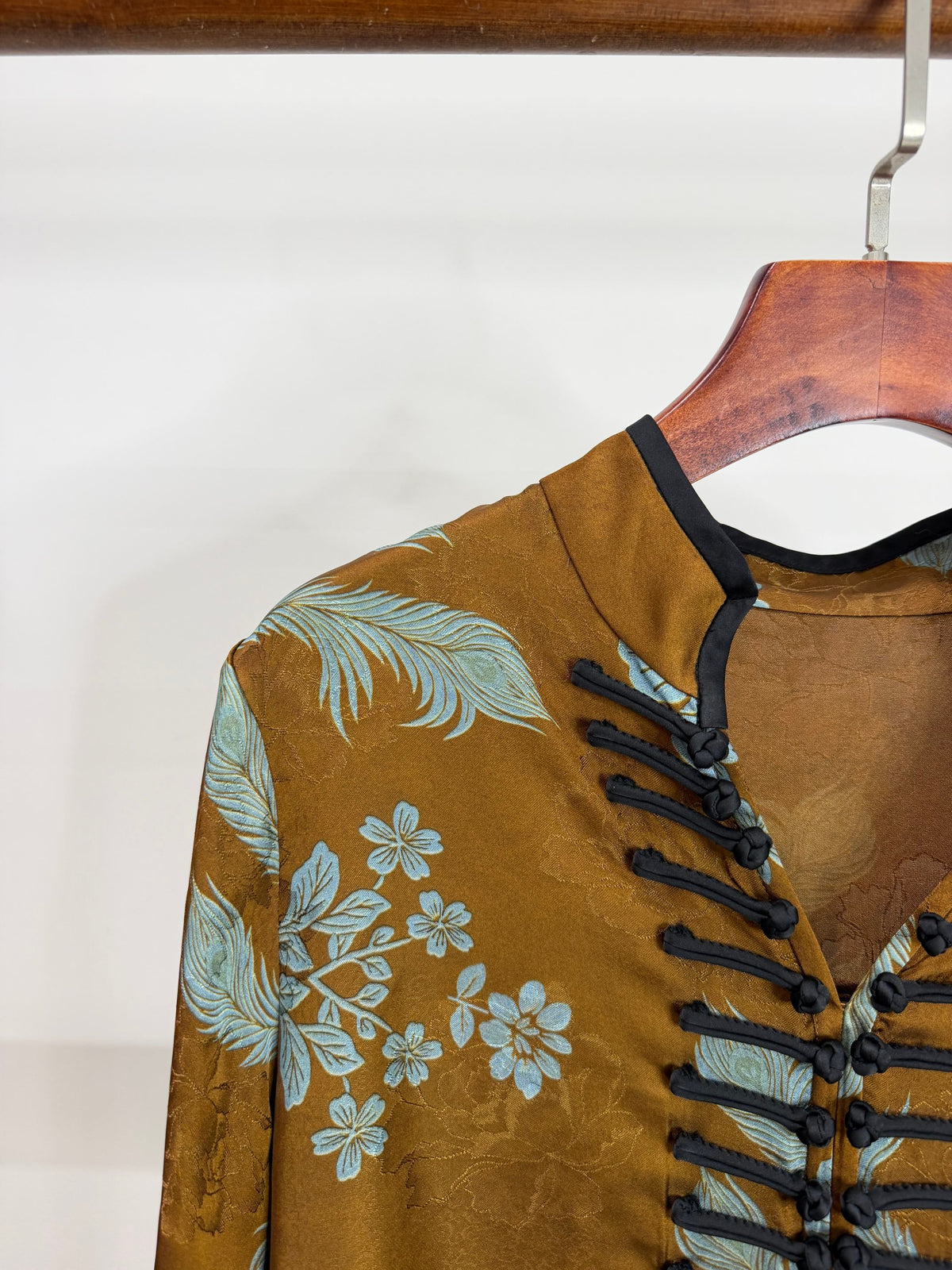 LUXE ORIENTA – Phoenix in Flight Xiangyun Silk Frog Button Blouse