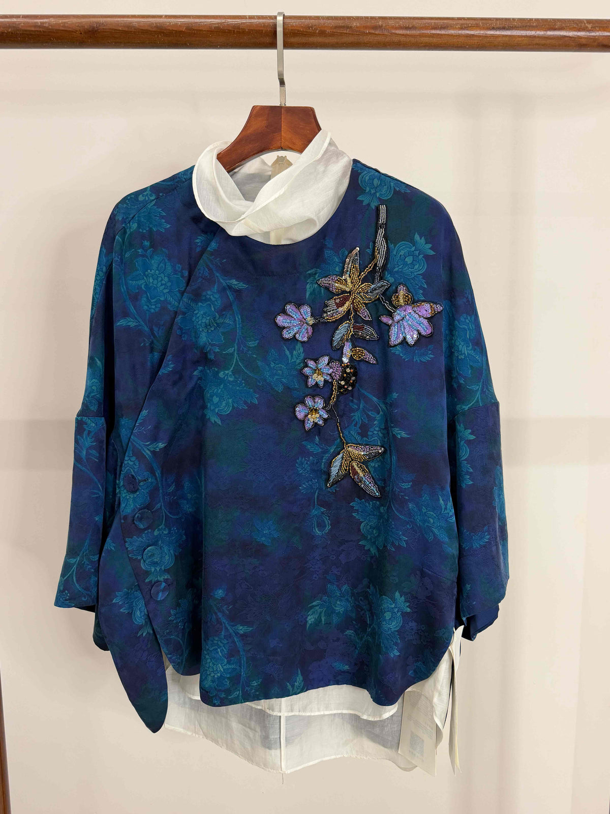 LUXE ORIENTA – Blue Xiangyunsha Silk French Embroidery Asymmetric Blouse