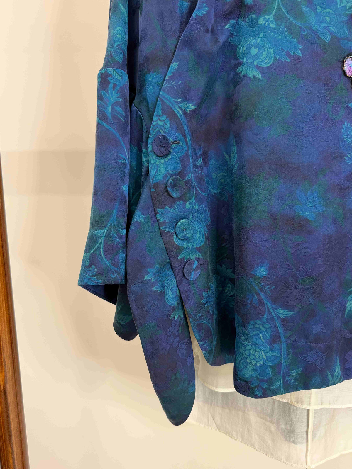 LUXE ORIENTA – Blue Xiangyunsha Silk French Embroidery Asymmetric Blouse