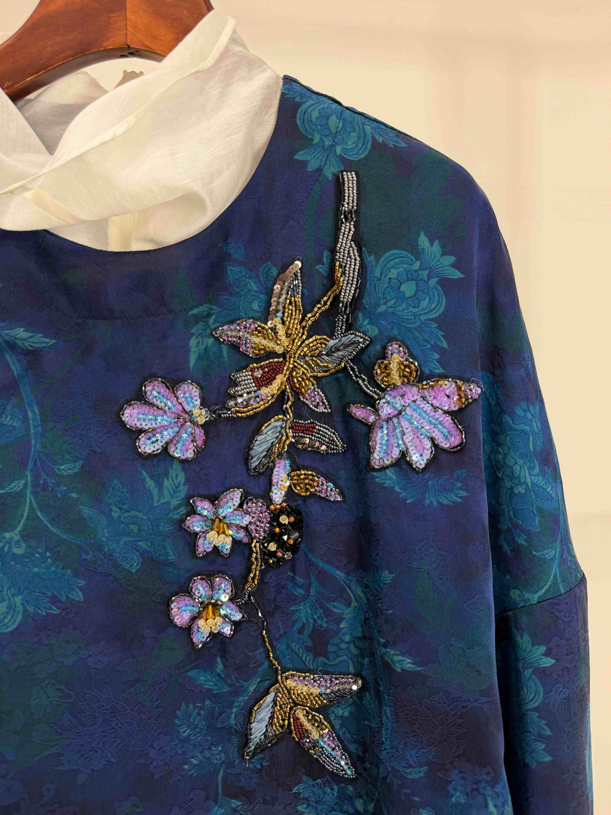 LUXE ORIENTA – Blue Xiangyunsha Silk French Embroidery Asymmetric Blouse