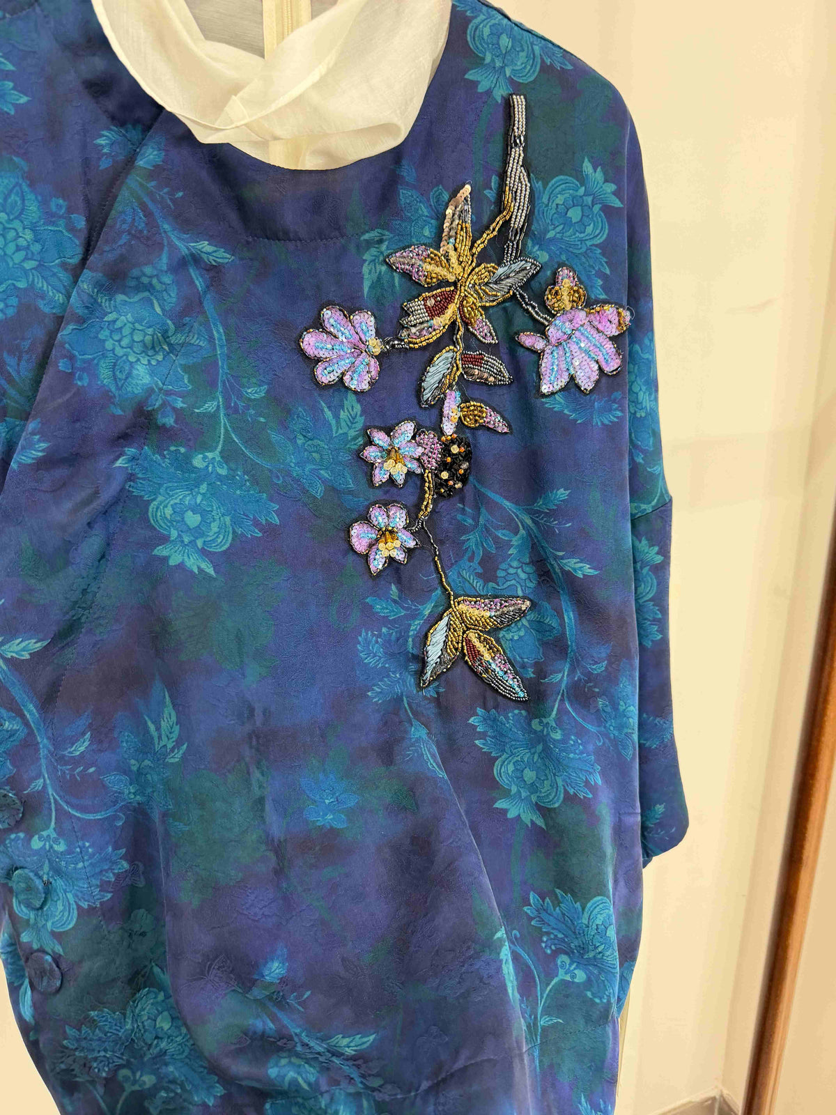 LUXE ORIENTA – Blue Xiangyunsha Silk French Embroidery Asymmetric Blouse