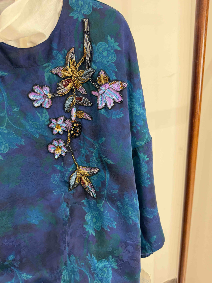 LUXE ORIENTA – Blue Xiangyunsha Silk French Embroidery Asymmetric Blouse