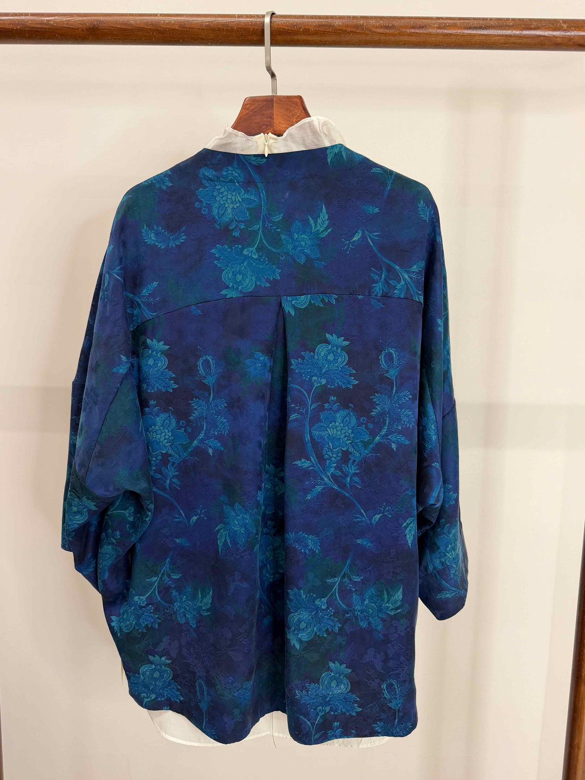 LUXE ORIENTA – Blue Xiangyunsha Silk French Embroidery Asymmetric Blouse