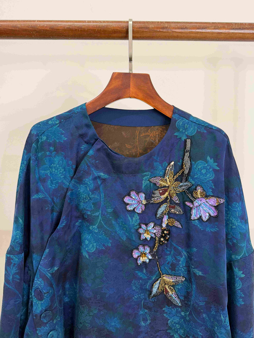 LUXE ORIENTA – Blue Xiangyunsha Silk French Embroidery Asymmetric Blouse