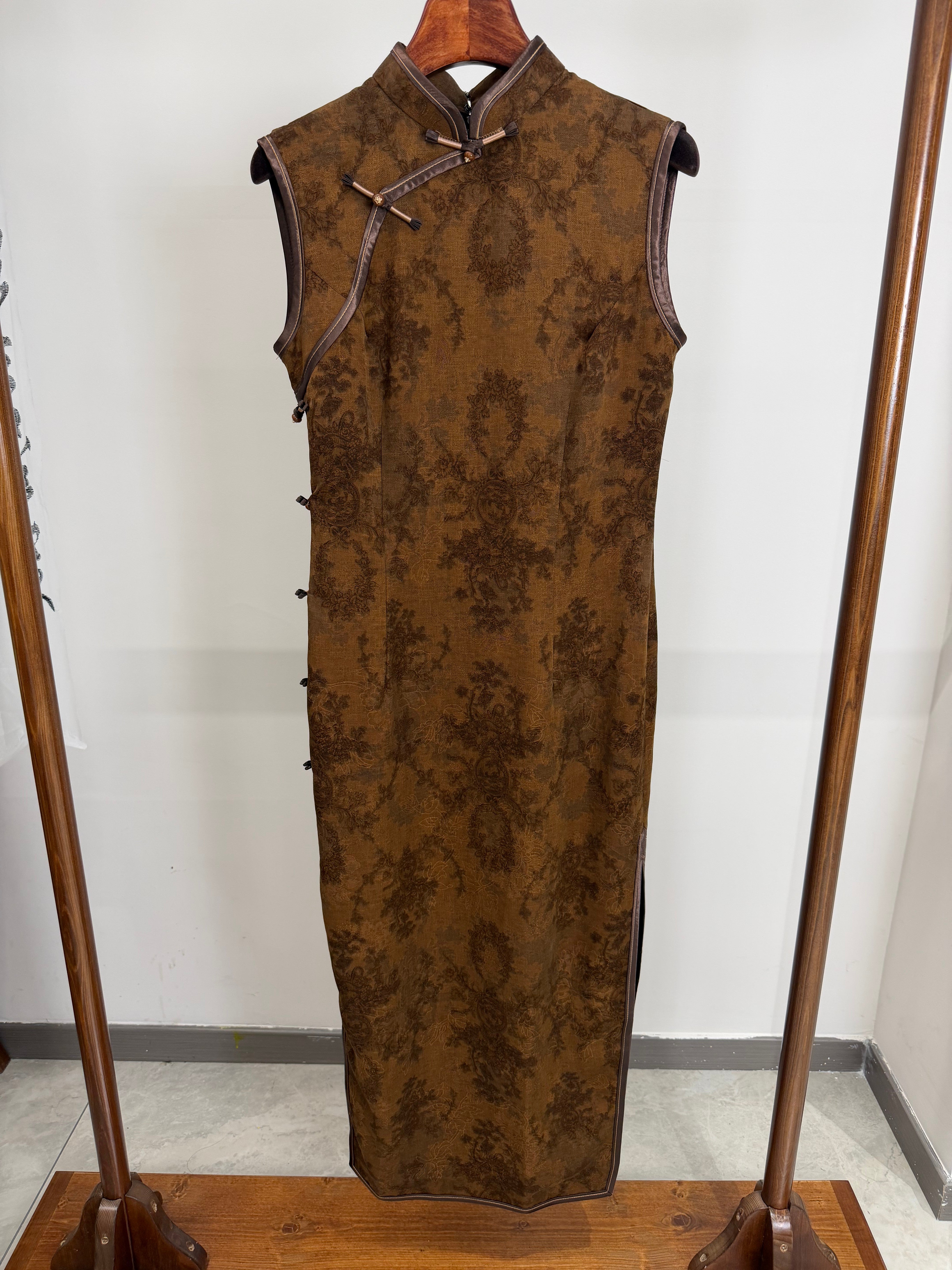 Vintage Brown Xiangyunsha Sleeveless Qipao Dress by LUXE ORIENTA 5
