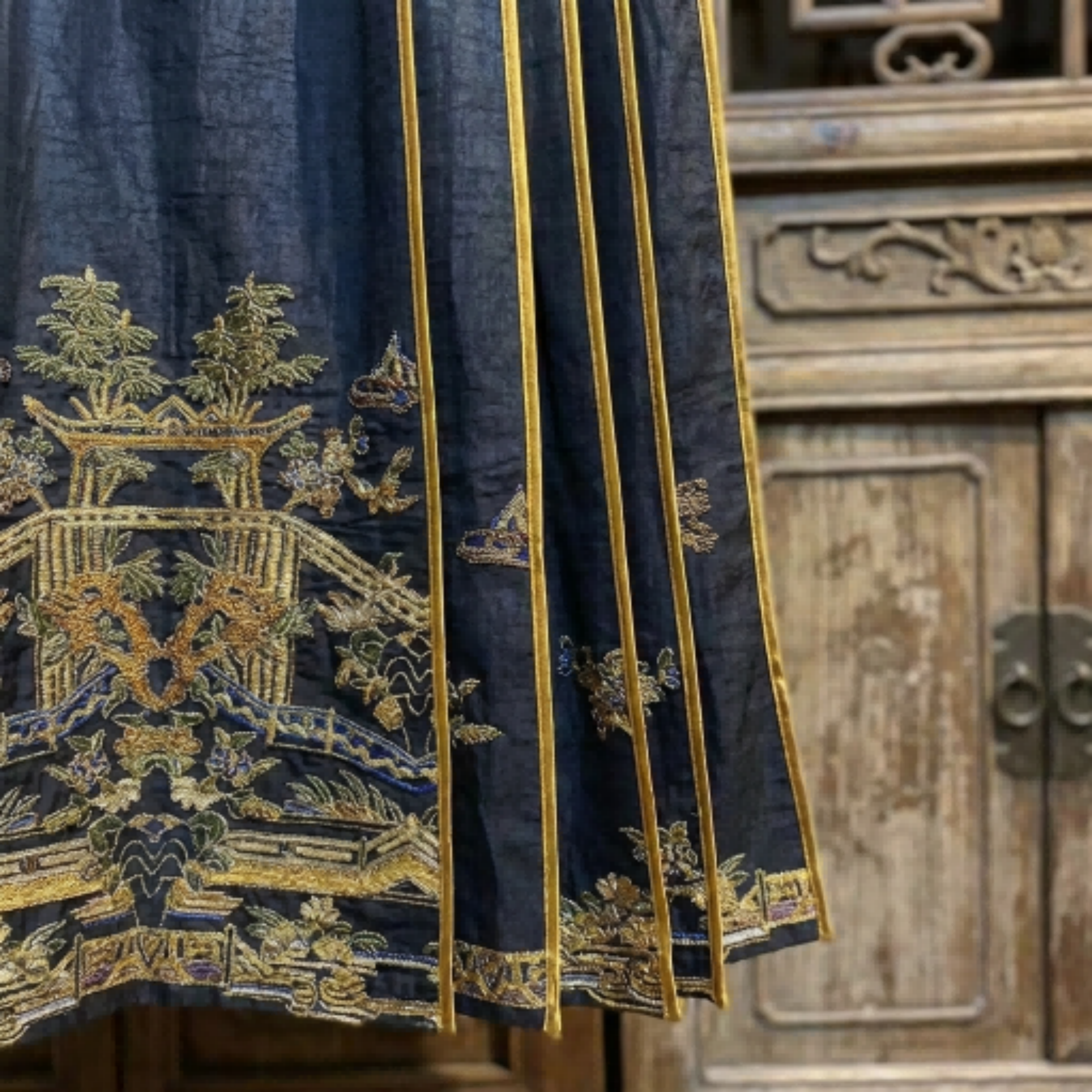 Heirloom Xiangyunsha Mamianqun – Cracked Satin Silk Horse-Face Skirt with Pavilion Embroidery - Luxe Orienta CO., LIMITED