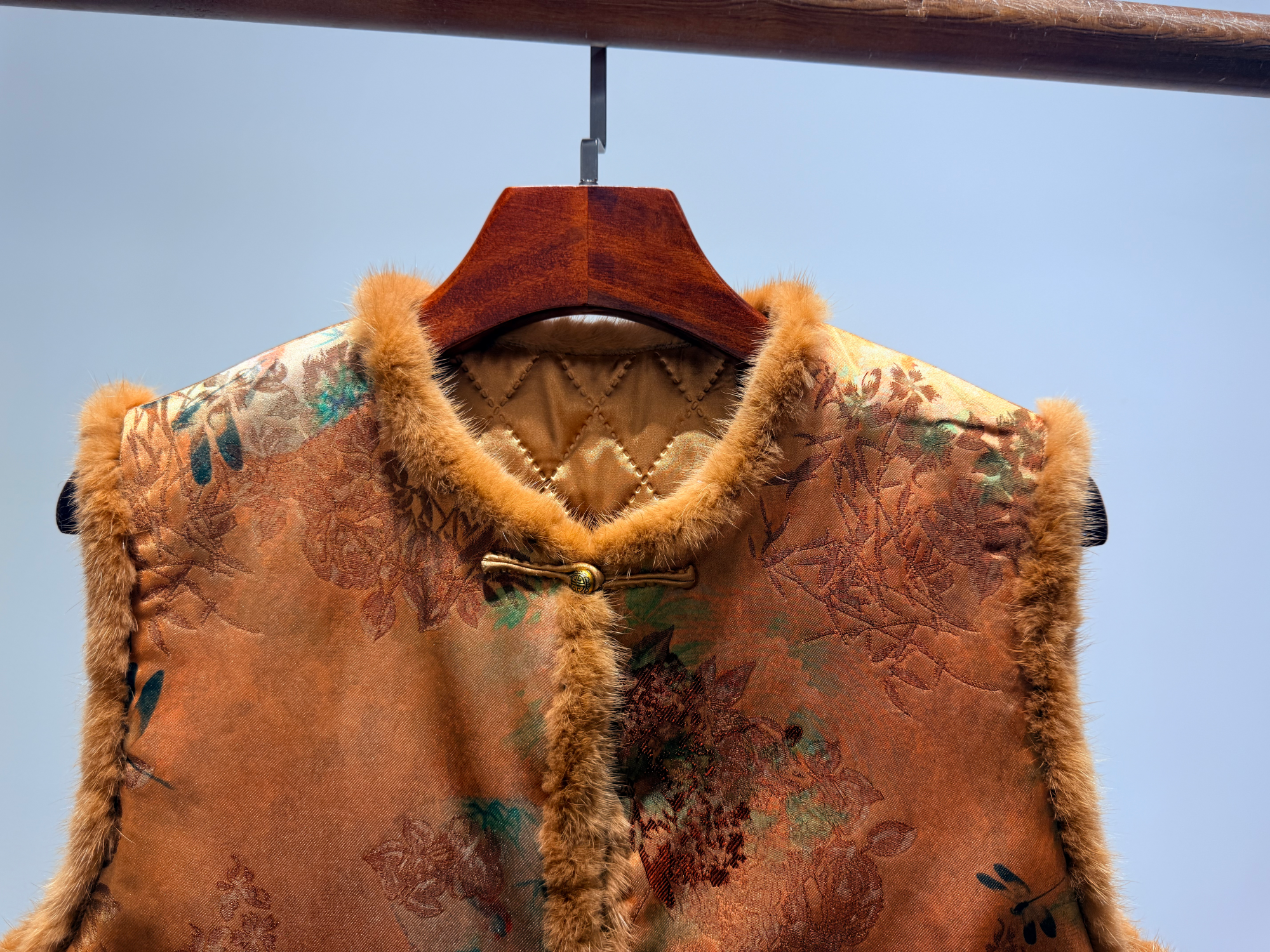 Golden Xiangyunsha Viscose Vest with Imported Mink Fur | Timeless Oriental Luxury