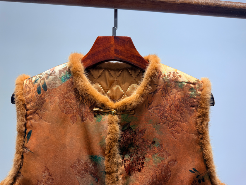 Golden Xiangyunsha Viscose Vest with Imported Mink Fur | Timeless Oriental Luxury