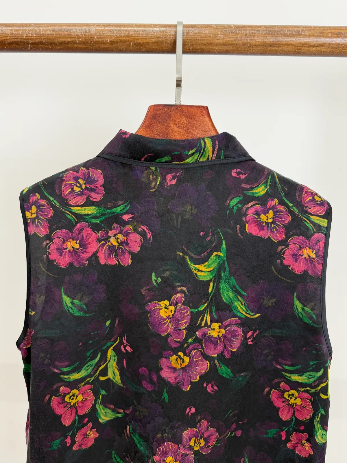 Floral-patterned sleeveless top 