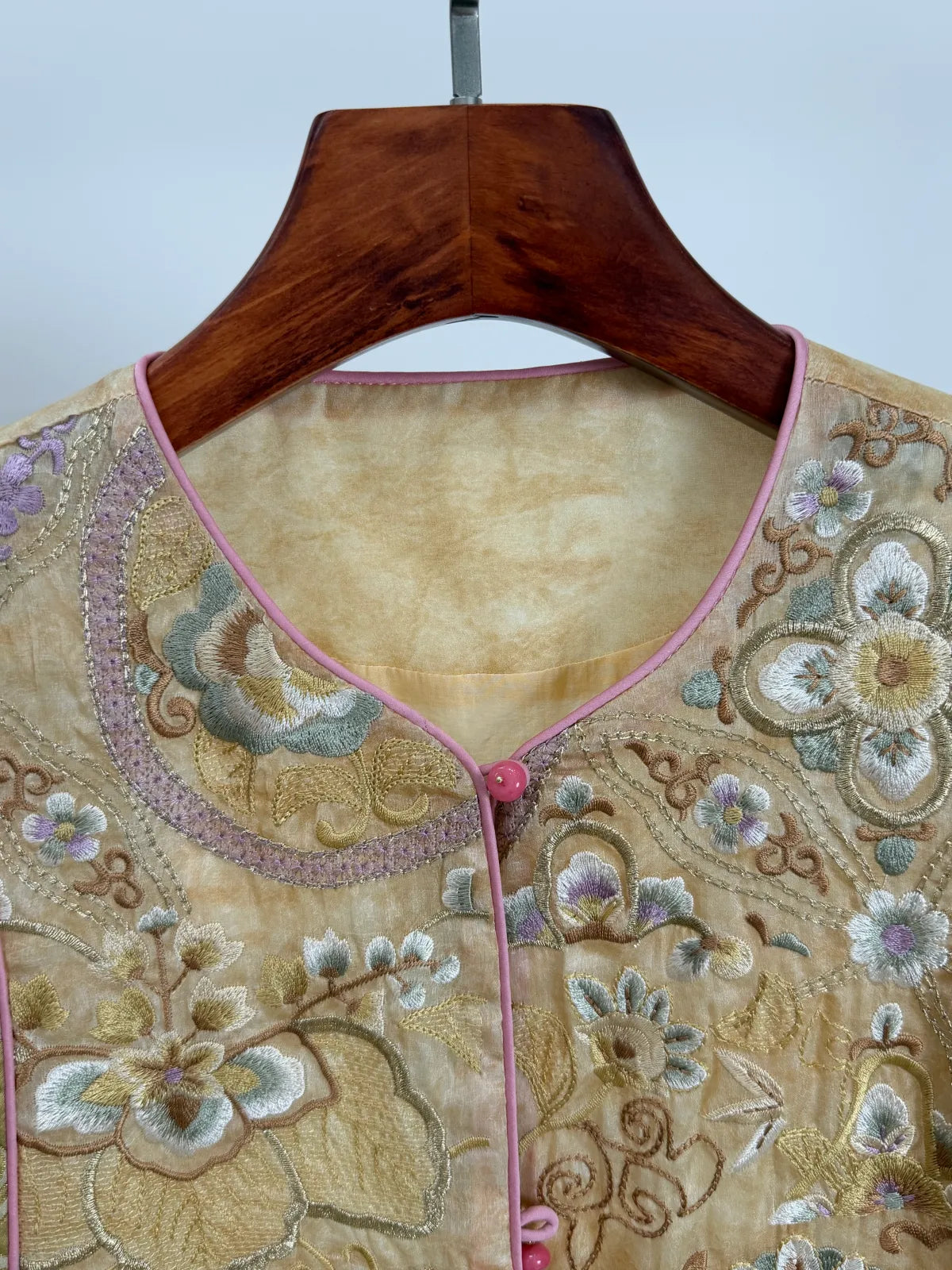 Beige Peacock Embroidery Mulberry Silk Vest with Song Brocade Patchwork-Luxe Orienta Luxury Fashion - Luxe Orienta CO., LIMITED