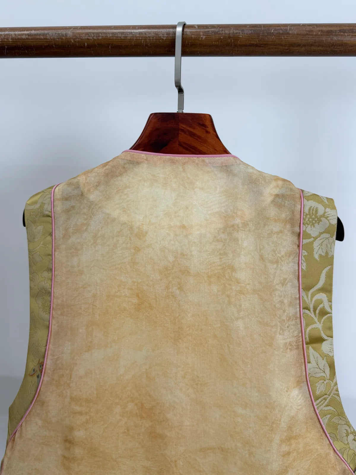 Beige Peacock Embroidery Mulberry Silk Vest with Song Brocade Patchwork-Luxe Orienta Luxury Fashion - Luxe Orienta CO., LIMITED