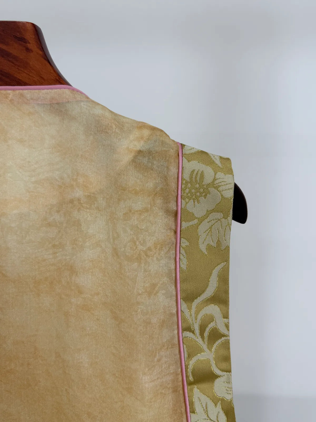 Beige Peacock Embroidery Mulberry Silk Vest with Song Brocade Patchwork-Luxe Orienta Luxury Fashion - Luxe Orienta CO., LIMITED