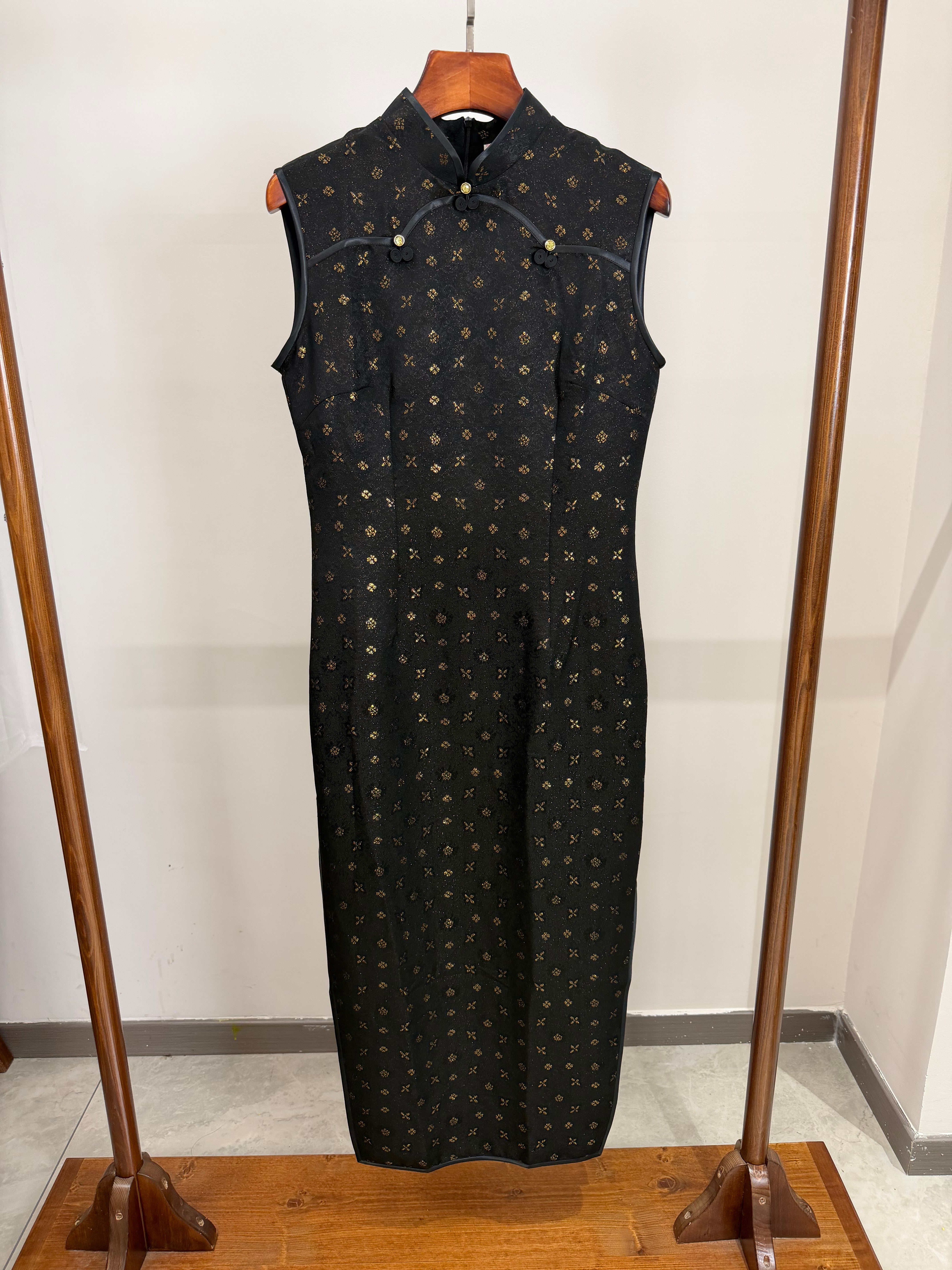 Black Gold Jacquard Xiangyunsha Qipao | Elegant Mulberry Silk Chinese Cheongsam Dress - Luxe Orienta CO., LIMITED