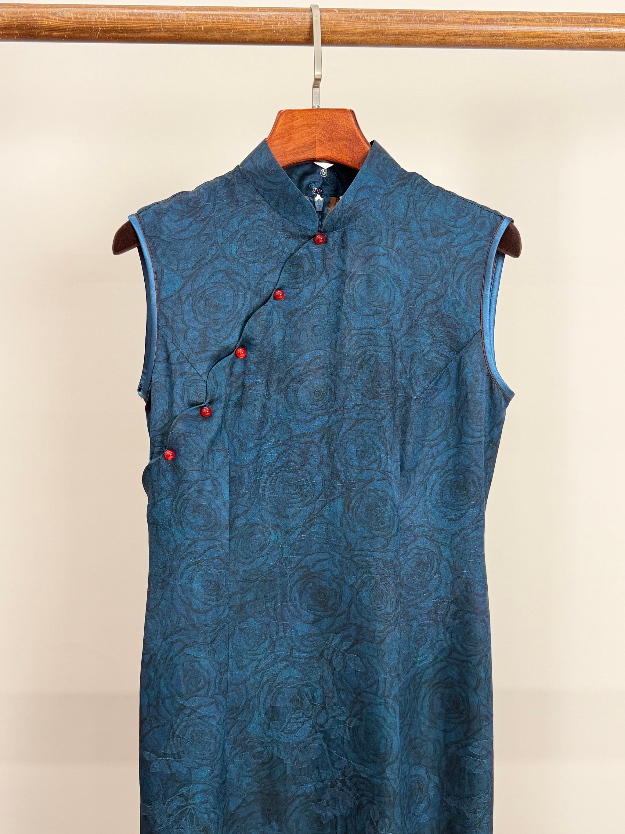 Blue Rose Jacquard Xiangyunsha Sleeveless Qipao | Elegant Chinese  Mulberry Silk Cheongsam Dress - Luxe Orienta CO., LIMITED