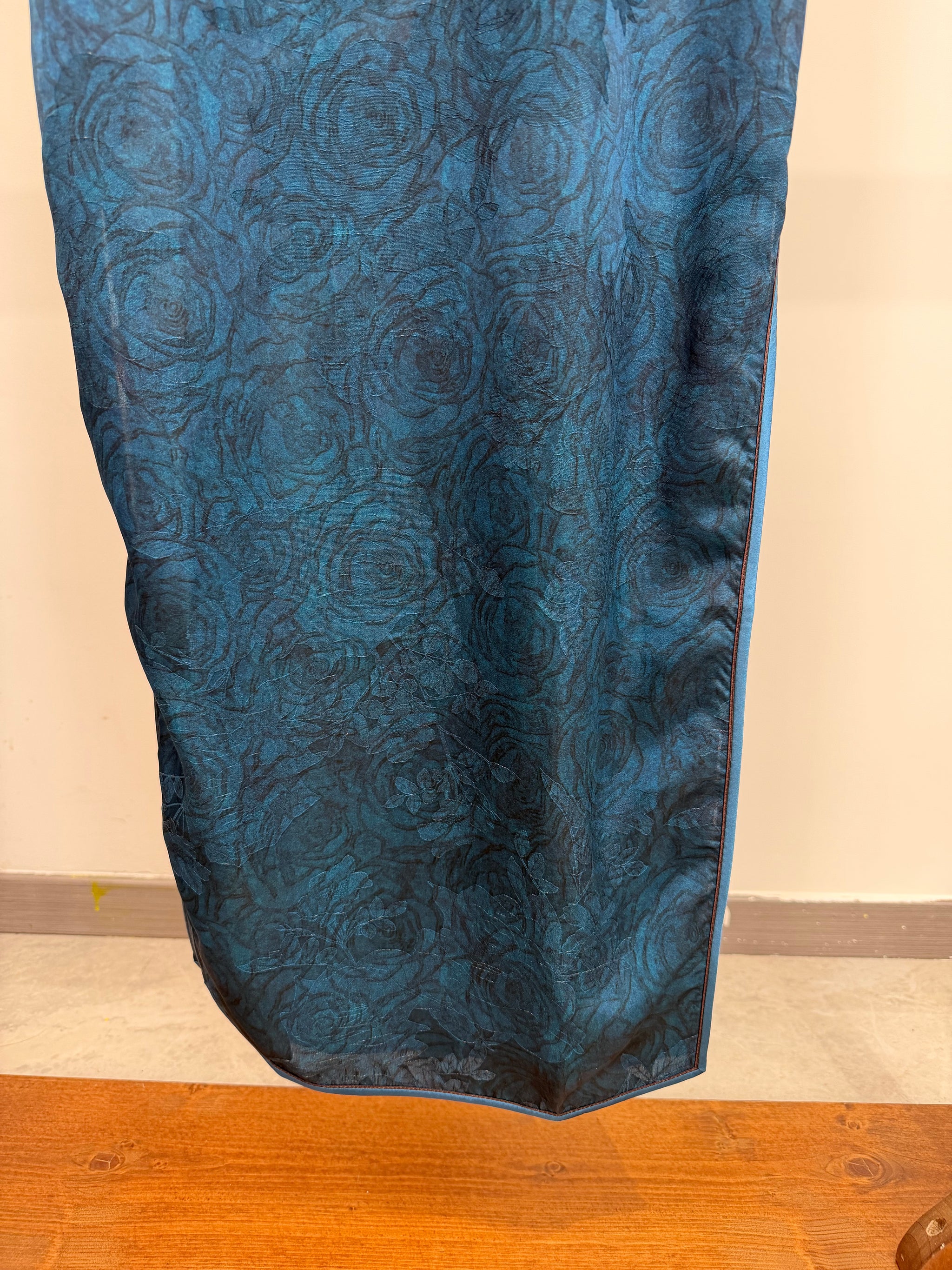 Blue Rose Jacquard Xiangyunsha Sleeveless Qipao | Elegant Chinese  Mulberry Silk Cheongsam Dress - Luxe Orienta CO., LIMITED