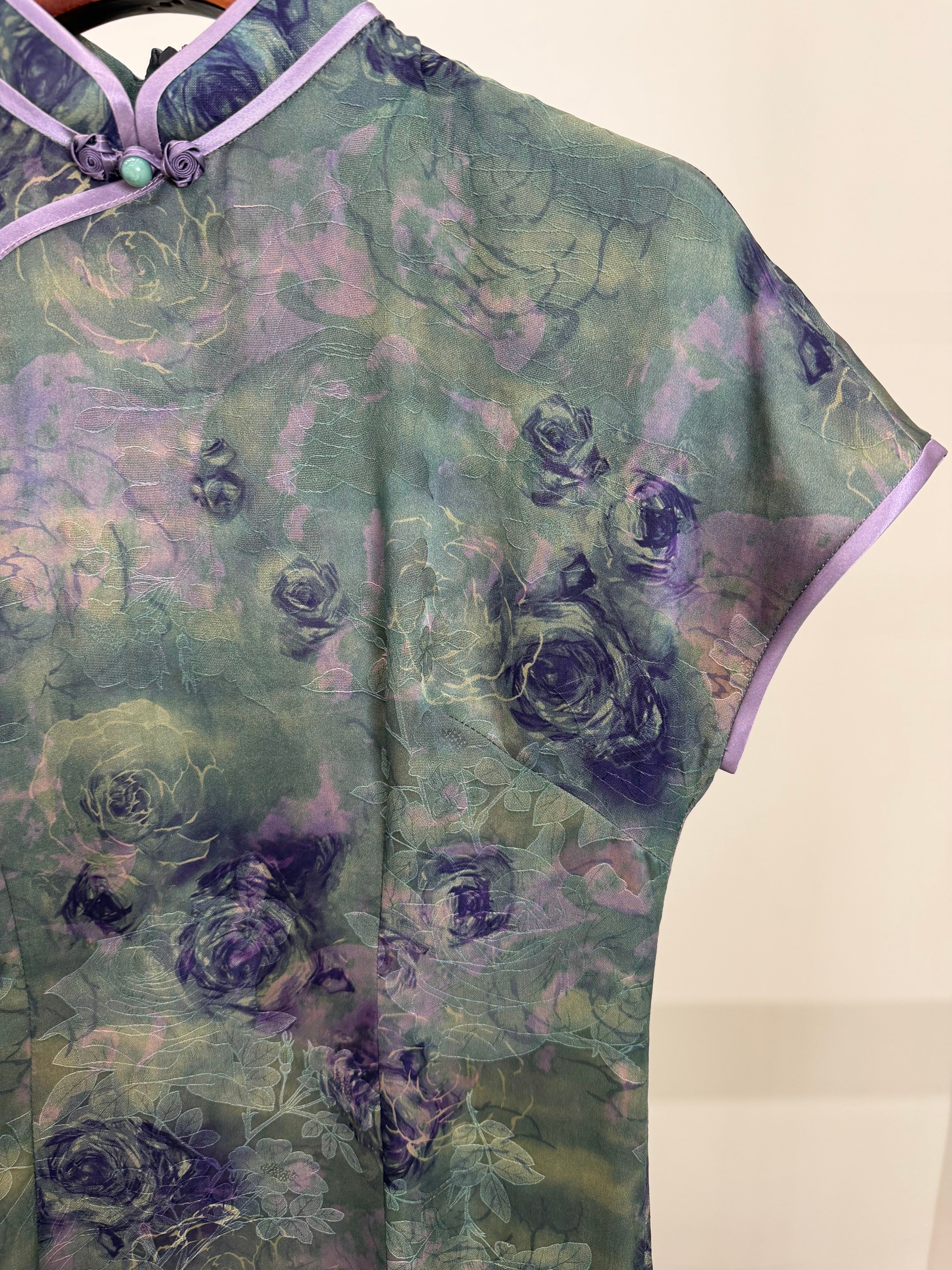 100% Mulberry Silk Xiangyunsha Dark Green Purple Rose Short Sleeve Qipao Dress | LUXE ORIENTA - Luxe Orienta CO., LIMITED
