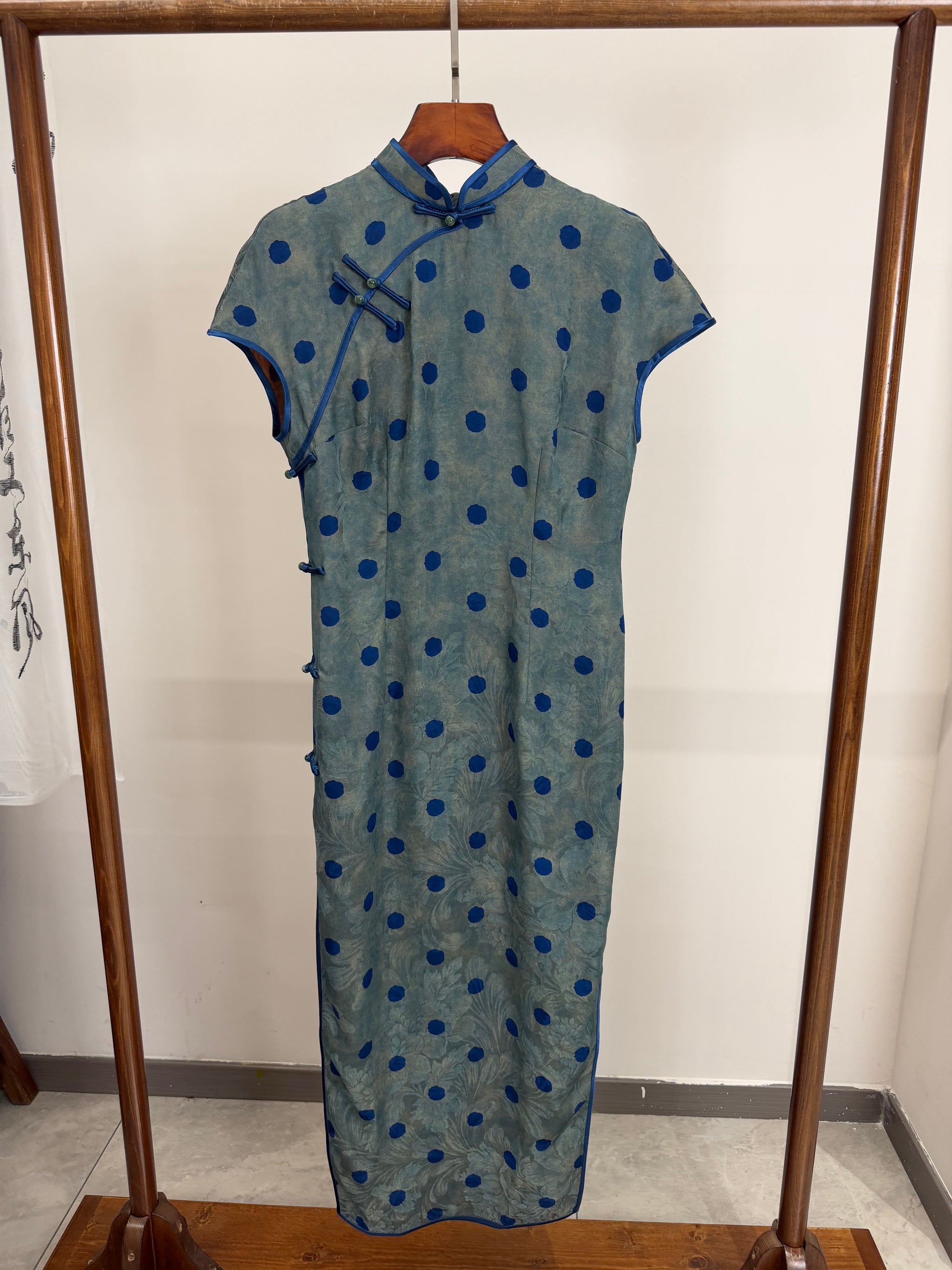 Grey-Blue Polka Dot Xiangyunsha Qipao | 100% Mulberry Silk Flower-Lo Jacquard Cheongsam - LUXE ORIENTA - Luxe Orienta CO., LIMITED