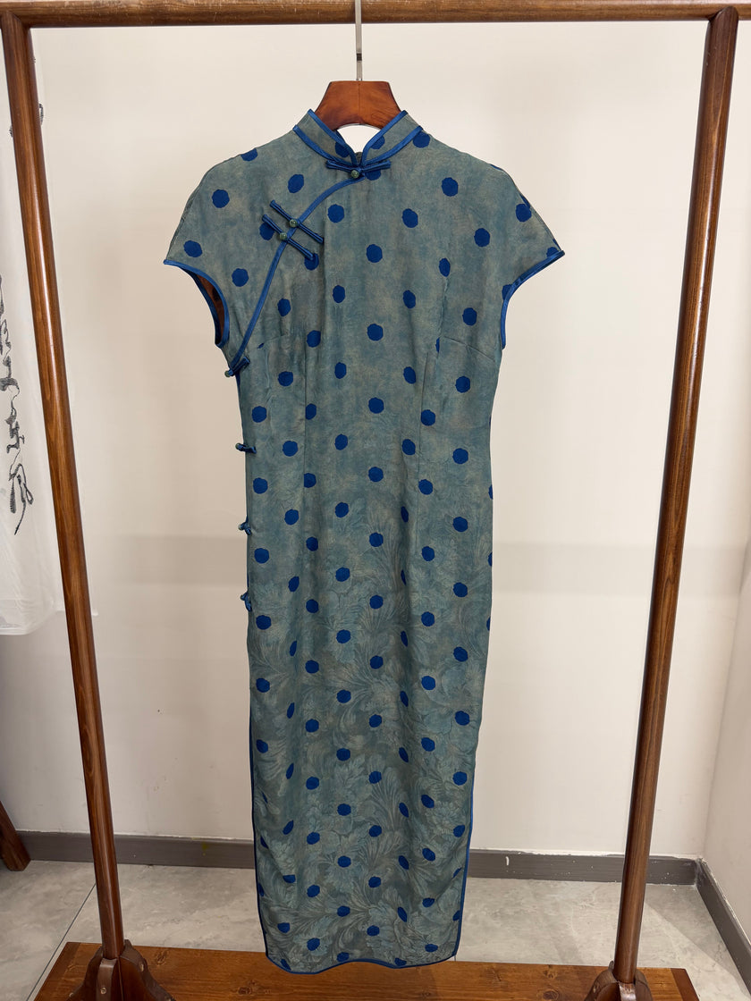 Grey-Blue Polka Dot Xiangyunsha Qipao | 100% Mulberry Silk Flower-Lo Jacquard Cheongsam - LUXE ORIENTA - Luxe Orienta CO., LIMITED
