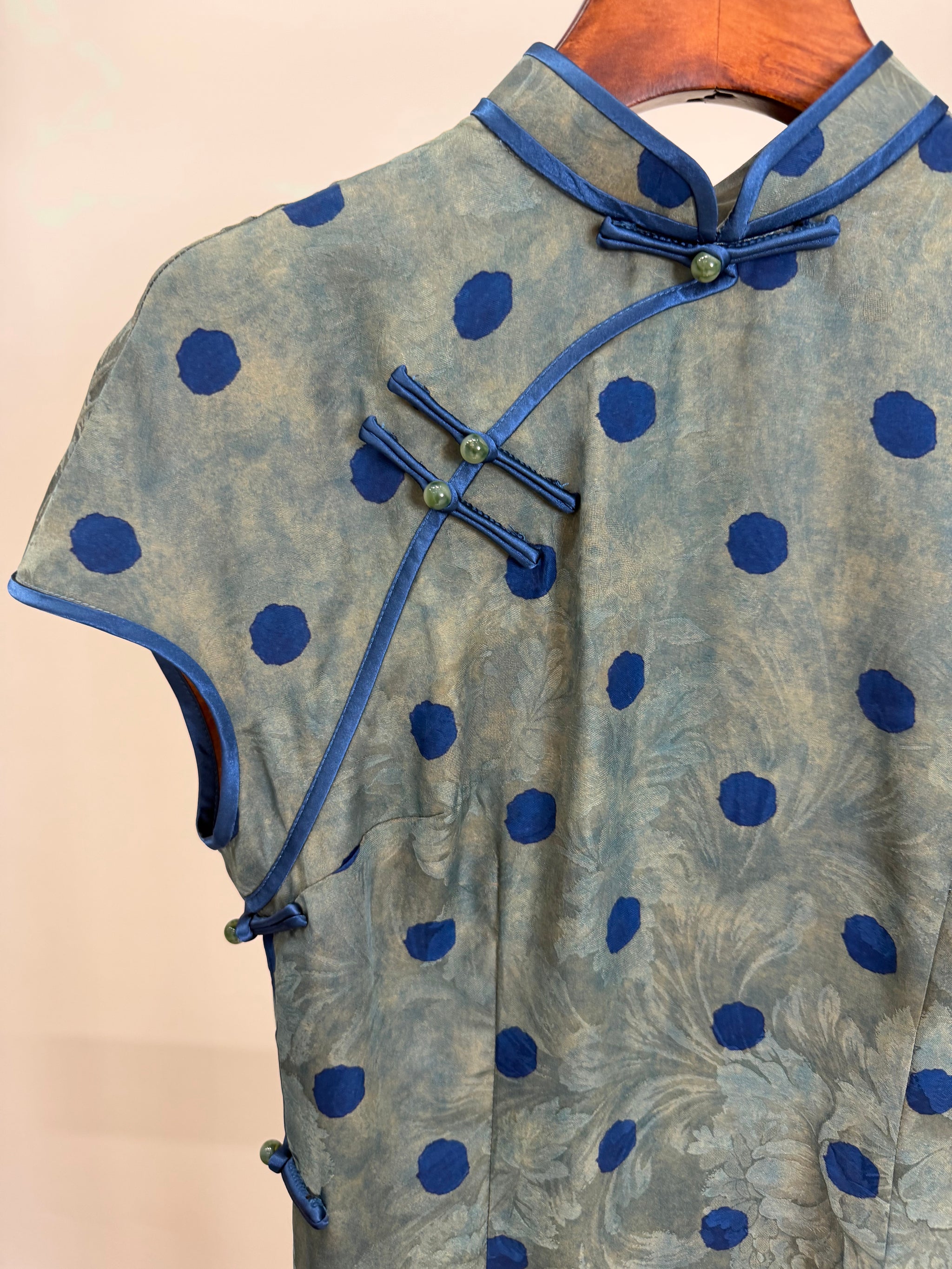 Grey-Blue Polka Dot Xiangyunsha Qipao | 100% Mulberry Silk Flower-Lo Jacquard Cheongsam - LUXE ORIENTA - Luxe Orienta CO., LIMITED