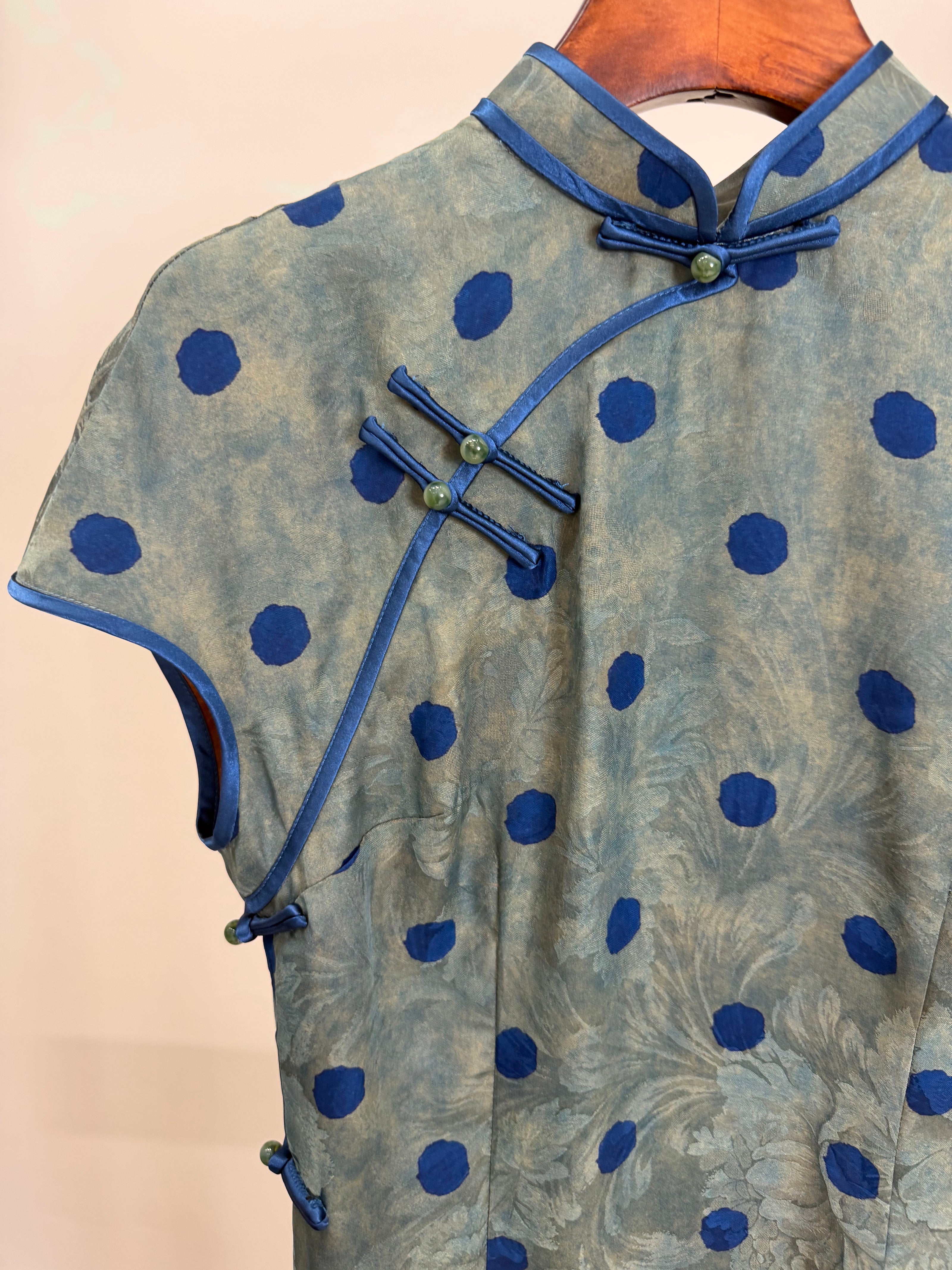 Grey-Blue Polka Dot Xiangyunsha Qipao | 100% Mulberry Silk Flower-Lo Jacquard Cheongsam - LUXE ORIENTA - Luxe Orienta CO., LIMITED