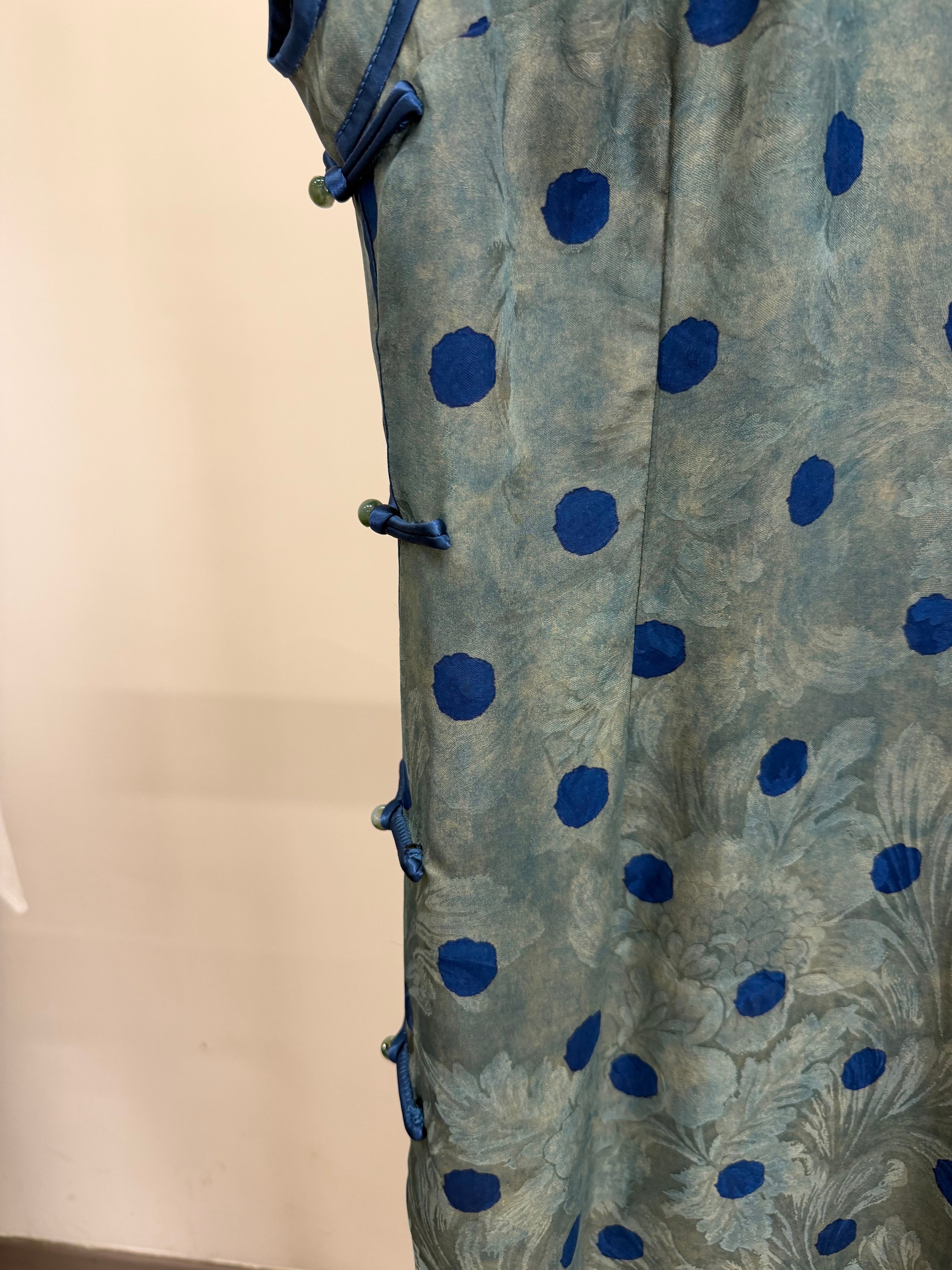 Grey-Blue Polka Dot Xiangyunsha Qipao | 100% Mulberry Silk Flower-Lo Jacquard Cheongsam - LUXE ORIENTA - Luxe Orienta CO., LIMITED