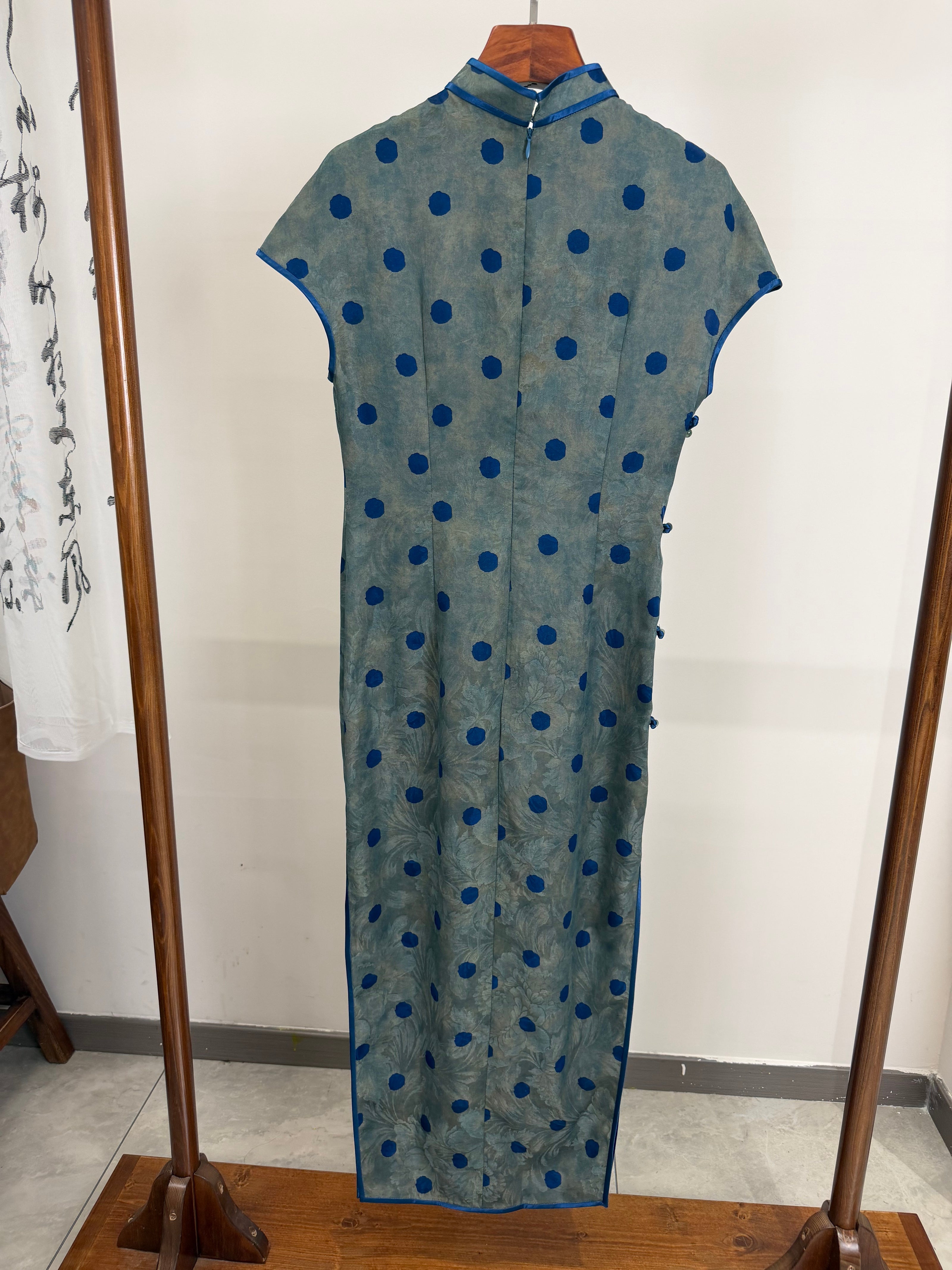 Grey-Blue Polka Dot Xiangyunsha Qipao | 100% Mulberry Silk Flower-Lo Jacquard Cheongsam - LUXE ORIENTA - Luxe Orienta CO., LIMITED