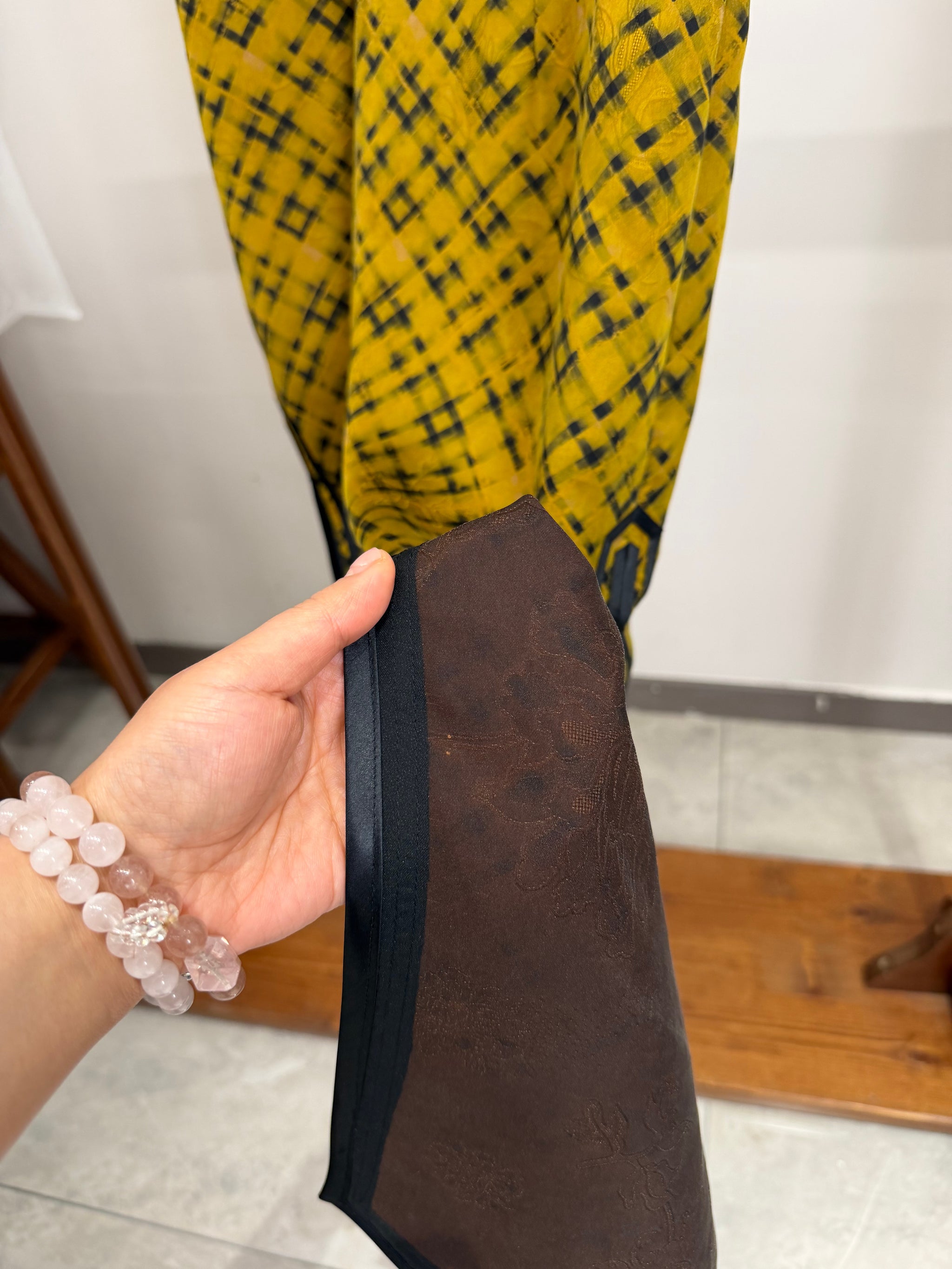 the lining of the xiangyunsha silk qipao 