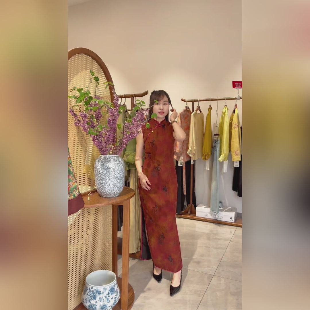Red calligraphic sleeveless Xiangyunsha Silk cheongsam dress