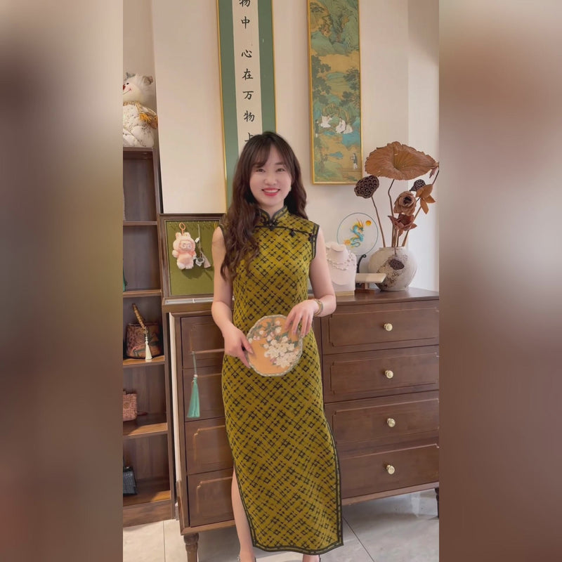 Yellow background with black checkered pattern sleeveless xiangyunsha qipao dress