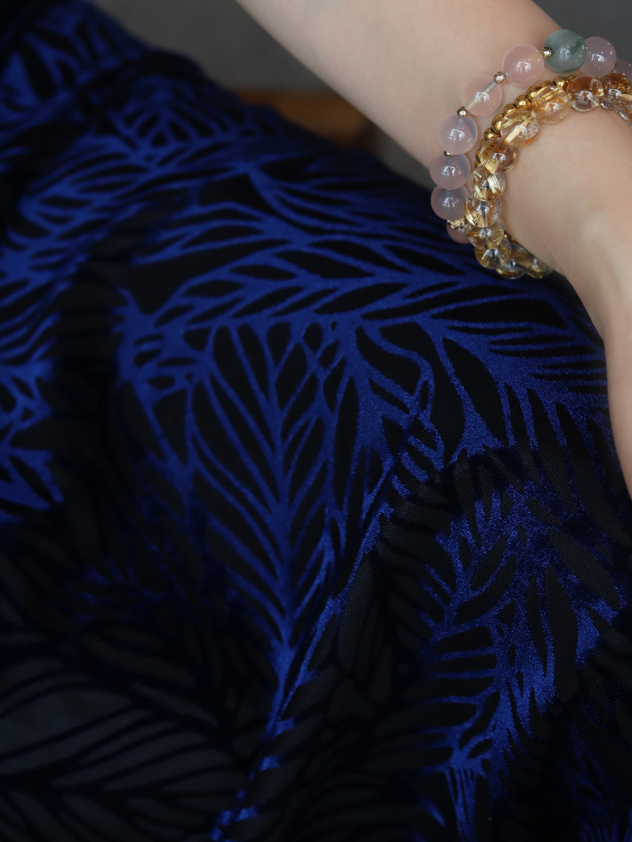 Decorative Screen & Floral Velvet Qipao | LUXE ORIENTA Modern Chinese Elegance - Luxe Orienta CO., LIMITED