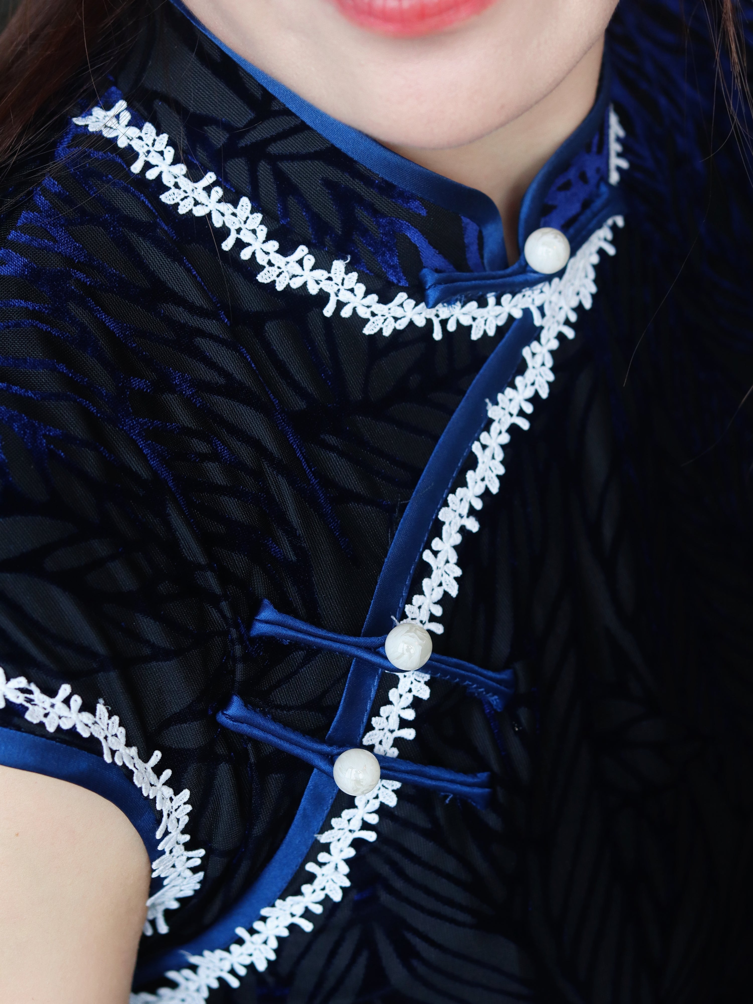 Decorative Screen & Floral Velvet Qipao | LUXE ORIENTA Modern Chinese Elegance - Luxe Orienta CO., LIMITED